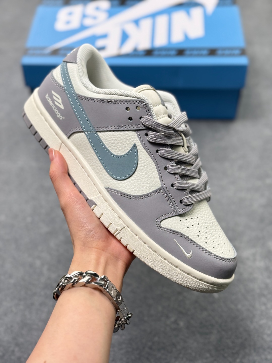 工厂套现🎉 福利 Nike SB Dunk Low x Balenciaga 灰白蓝小钩 原装头层材料 独家版型蒸餾加工 帶來的是更的视觉和脚感体验 皮料切割干净无任何毛边 细节完美 官方货号:FX1588 307
