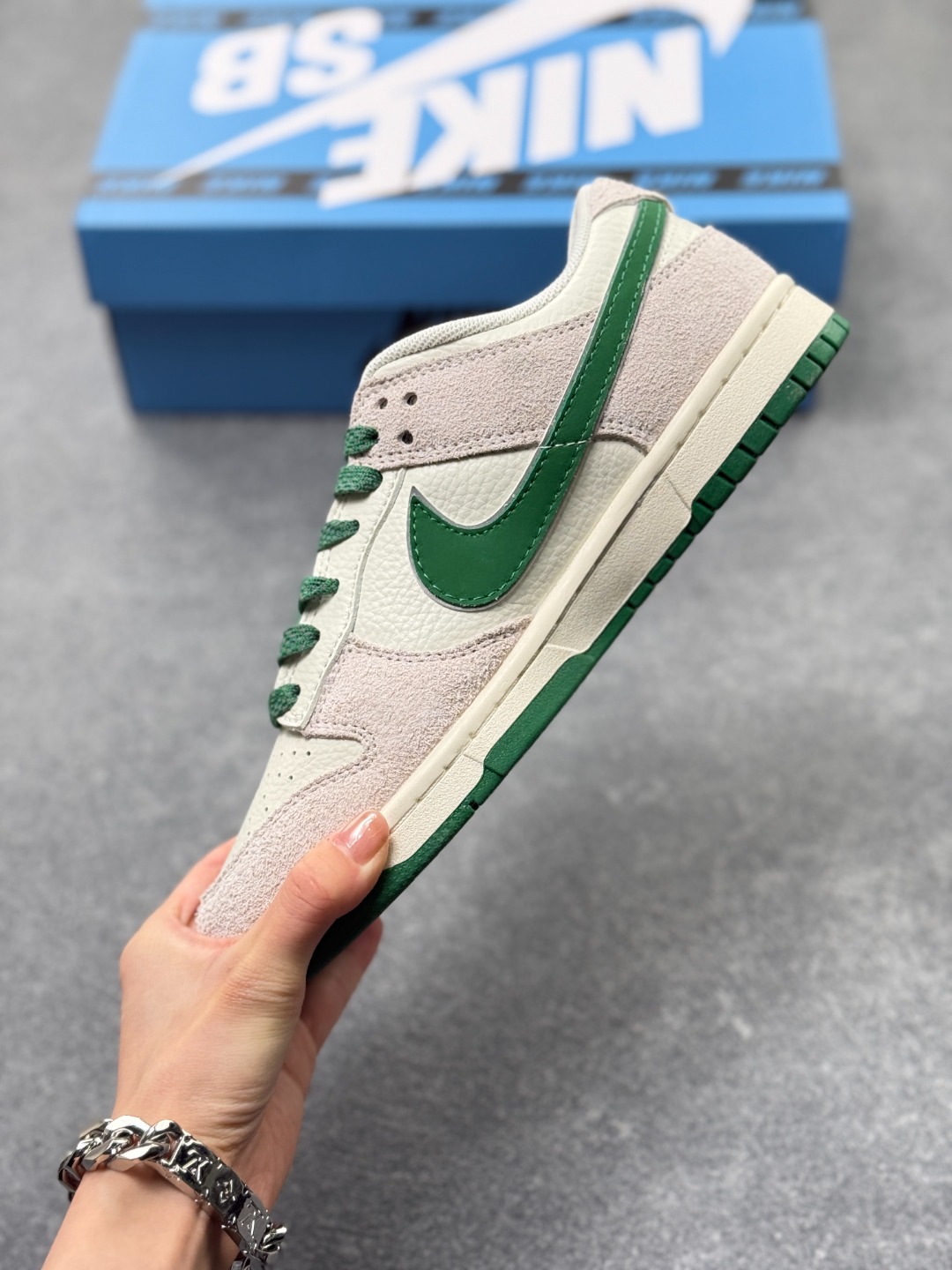 工厂套现🎉 福利特价💰110
Nike SB Dunk Low x The North Face 斯图西联名米白灰绿  纯原大厂出品 极力推荐👏原装头层材料 独家版型蒸餾加工帶來的是更的视觉和脚感体验大厂纯原品质出货 清洁度 电绣工艺 皮料切割干净无任何毛边 细节完美
官方货号：FX1588-305 
尺码：36 36.5 37.5 38 38.5 39 40 40.5 41 42 42.5 43 44 44.5 45