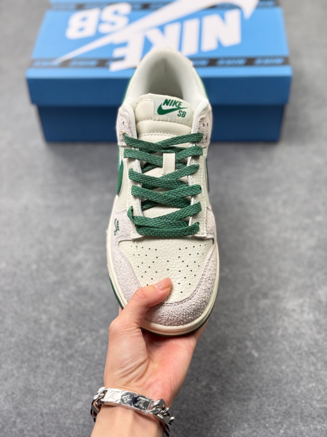 工厂套现🎉 福利特价💰110
Nike SB Dunk Low x The North Face 斯图西联名米白灰绿  纯原大厂出品 极力推荐👏原装头层材料 独家版型蒸餾加工帶來的是更的视觉和脚感体验大厂纯原品质出货 清洁度 电绣工艺 皮料切割干净无任何毛边 细节完美
官方货号：FX1588-305 
尺码：36 36.5 37.5 38 38.5 39 40 40.5 41 42 42.5 43 44 44.5 45