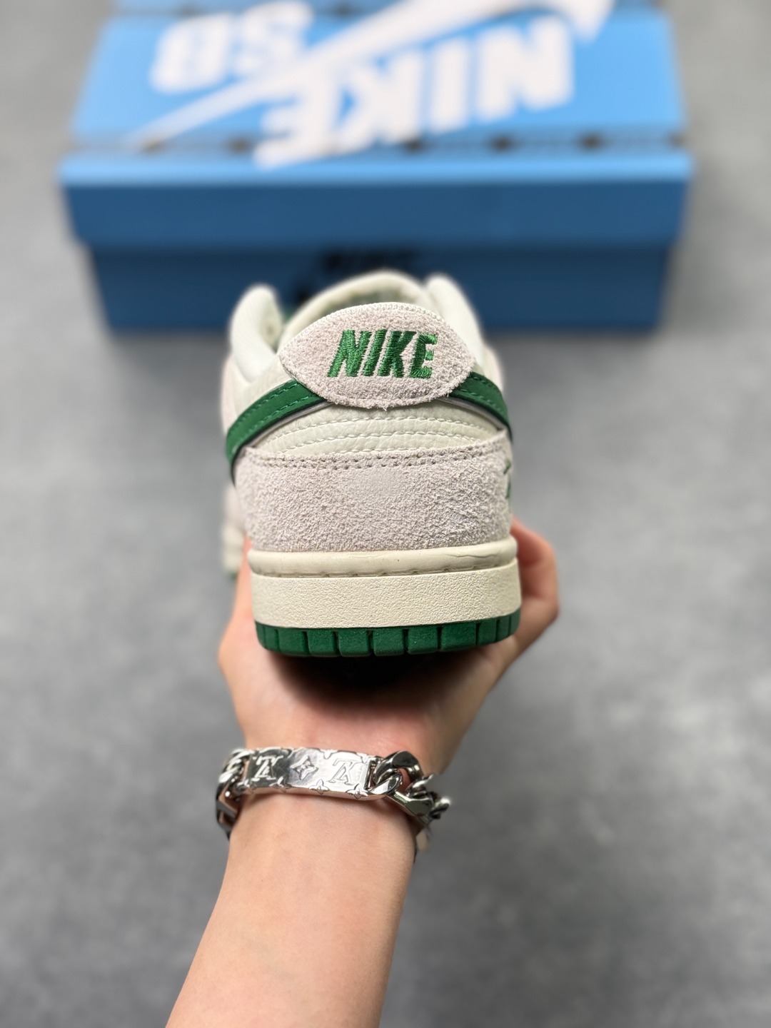 工厂套现🎉 福利特价💰110
Nike SB Dunk Low x The North Face 斯图西联名米白灰绿  纯原大厂出品 极力推荐👏原装头层材料 独家版型蒸餾加工帶來的是更的视觉和脚感体验大厂纯原品质出货 清洁度 电绣工艺 皮料切割干净无任何毛边 细节完美
官方货号：FX1588-305 
尺码：36 36.5 37.5 38 38.5 39 40 40.5 41 42 42.5 43 44 44.5 45