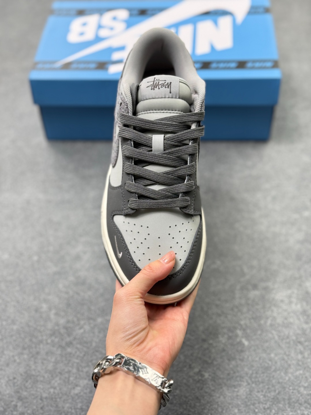 工厂套现🎉 福利 Nike SB Dunk Low x Stussy 黑灰小勾 原装头层材料 独家版型蒸餾加工 帶來的是更的视觉和脚感体验 皮料切割干净无任何毛边 细节完美 官方货号:FX1588 306QF