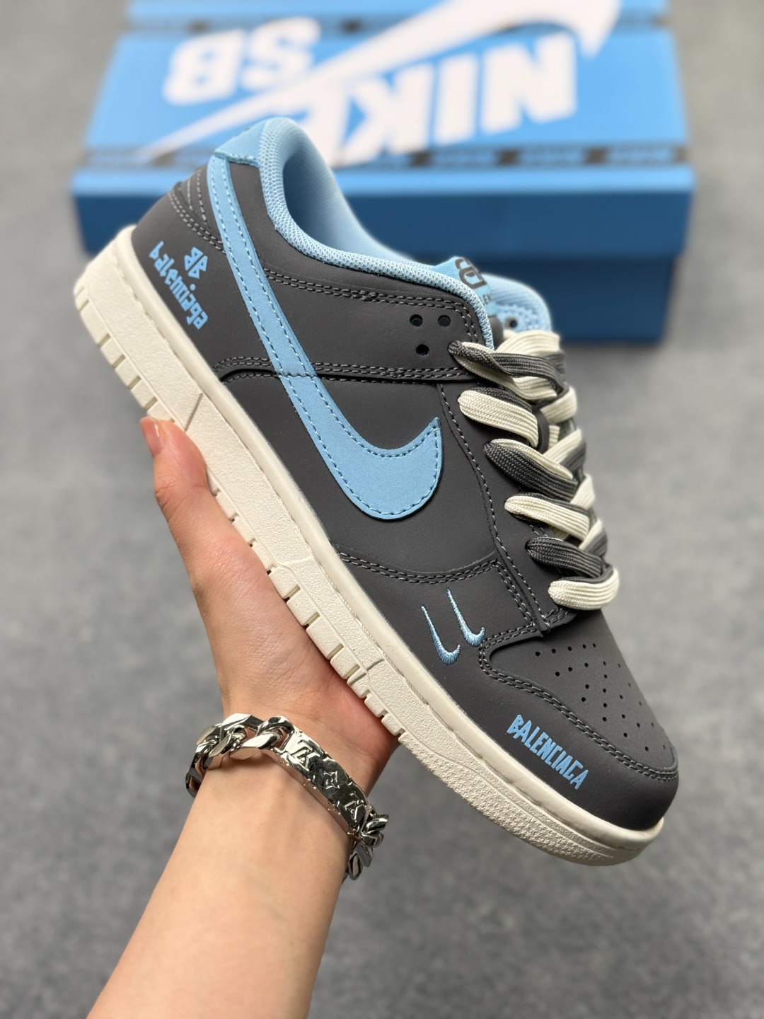 工厂套现🎉 福利 Nike SB Dunk Low x Balenciaga 灰蓝双小钩 原装头层材料 独家版型蒸餾加工 帶來的是更的视觉和脚感体验 皮料切割干净无任何毛边 细节完美 官方货号:FX1588 301QF