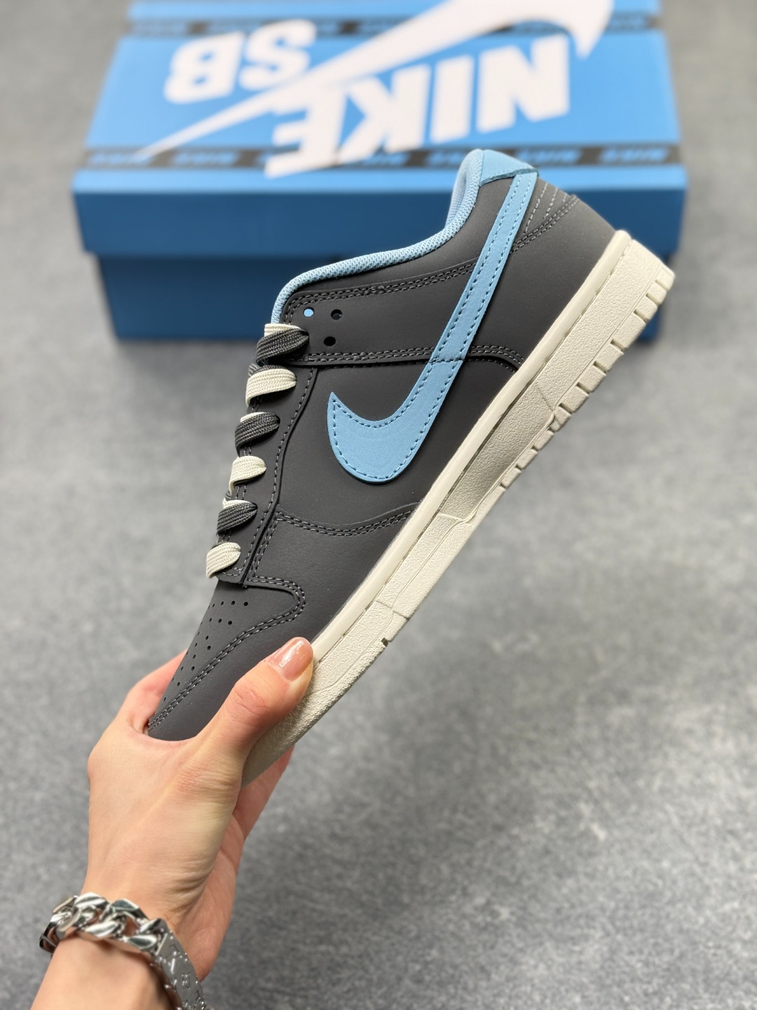 工厂套现🎉 福利 Nike SB Dunk Low x Balenciaga 灰蓝双小钩 原装头层材料 独家版型蒸餾加工 帶來的是更的视觉和脚感体验 皮料切割干净无任何毛边 细节完美 官方货号:FX1588 301QF