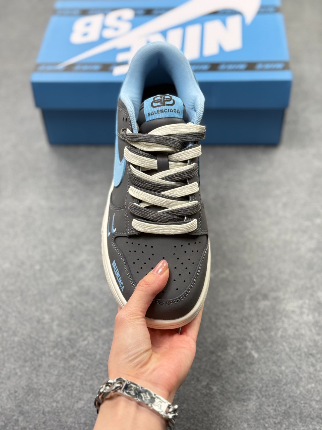 工厂套现🎉 福利 Nike SB Dunk Low x Balenciaga 灰蓝双小钩 原装头层材料 独家版型蒸餾加工 帶來的是更的视觉和脚感体验 皮料切割干净无任何毛边 细节完美 官方货号:FX1588 301QF