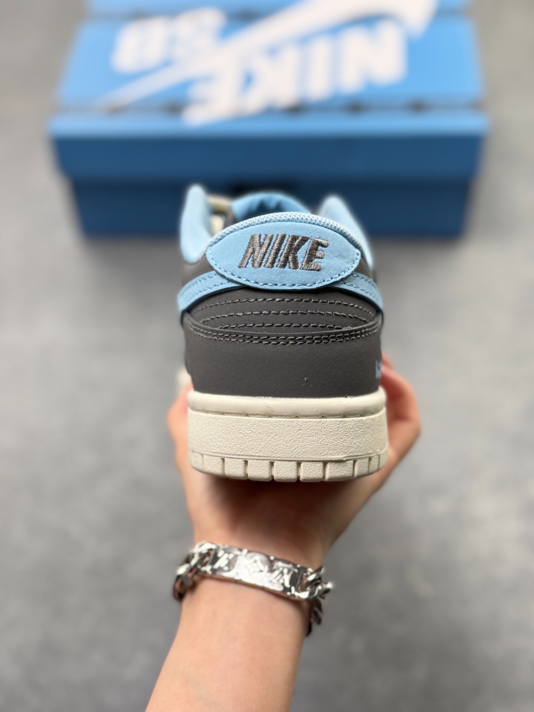 工厂套现🎉 福利 Nike SB Dunk Low x Balenciaga 灰蓝双小钩 原装头层材料 独家版型蒸餾加工 帶來的是更的视觉和脚感体验 皮料切割干净无任何毛边 细节完美 官方货号:FX1588 301QF