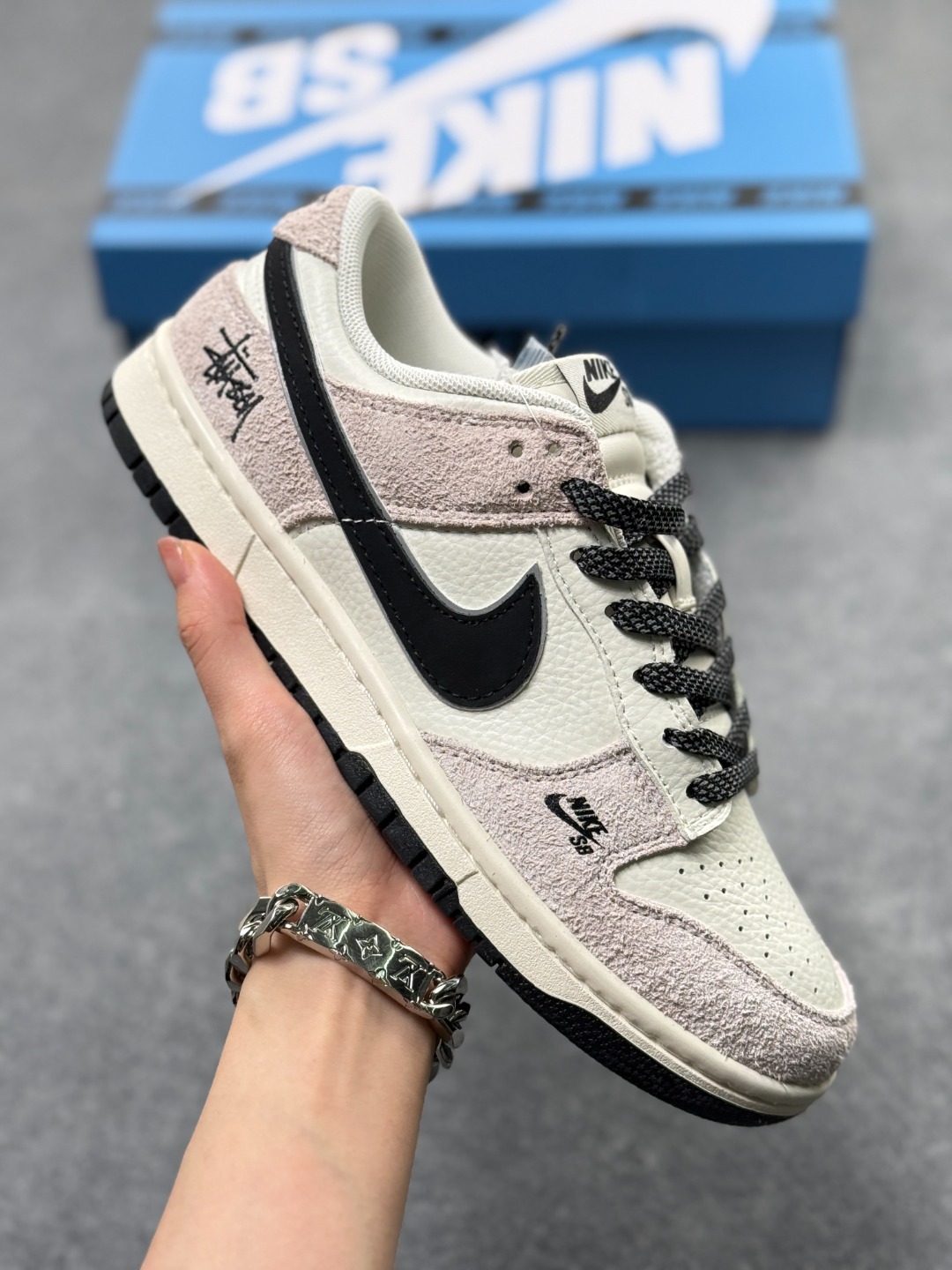 工厂套现🎉 福利特价💰110 Nike SB Dunk Low x Stussy 斯图西联名-米白黑 纯原大厂出品 极力推荐 原装头层材料 独家版型蒸餾加工帶來的是更好的视觉和脚感体验大厂纯原品质出货 清洁度 电绣工艺 皮料切割干净无任何毛边 细节完美 货号:FX1588-304 尺码:36 36.5 37.5 38 38.5 39 40 40.5 41 42 42.5 43 44 44.5 45