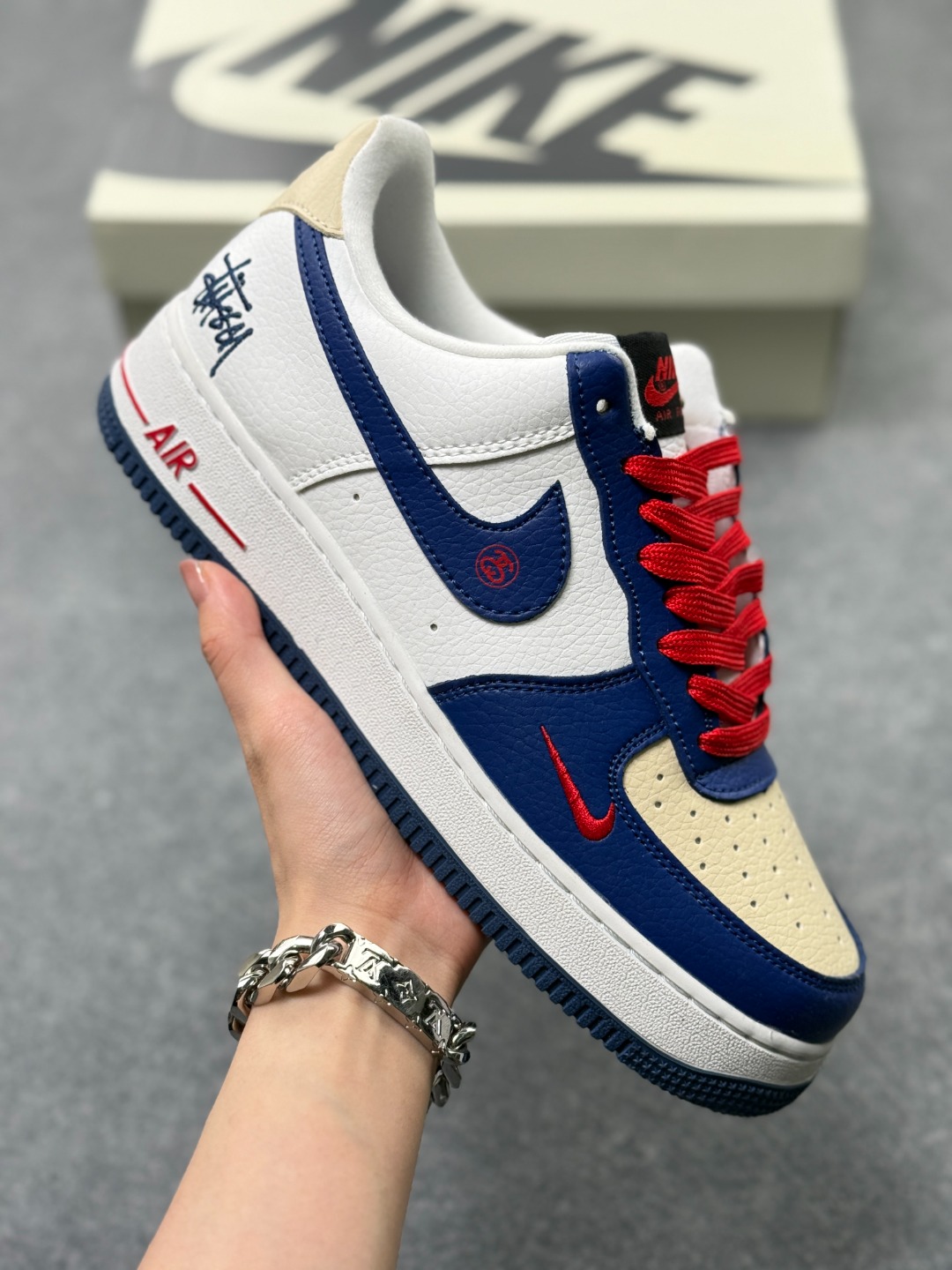 💰160
【NK】Nike Air Force 1 Low 07 x Stussy 蓝白红小勾
原楦头原纸板 打造纯正低帮空军版型
专注外贸渠道 全掌内置蜂窝气垫 
原盒配件 原厂中底钢印、拉帮完美 
官方货号：DQ6628 163CC
Size：36 36.5 37.5 38 38.5 39 40 40.5 41 42 42.5 43 44 44.5 45