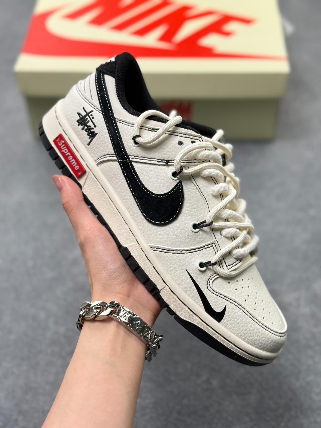 💰180 【NK】Nike SB Dunk Low x Stussy 白黑小钩绑带 原装头层材料 独家版型蒸餾加工 帶來的是更的视觉和脚感体验 皮料切割干净无任何毛边 细节完美 官方货号:YX5066 277XK 尺码:36 36.5 37.5 38 38.5 39 40 40.5 41 42 42.5 43 44 44.5 45