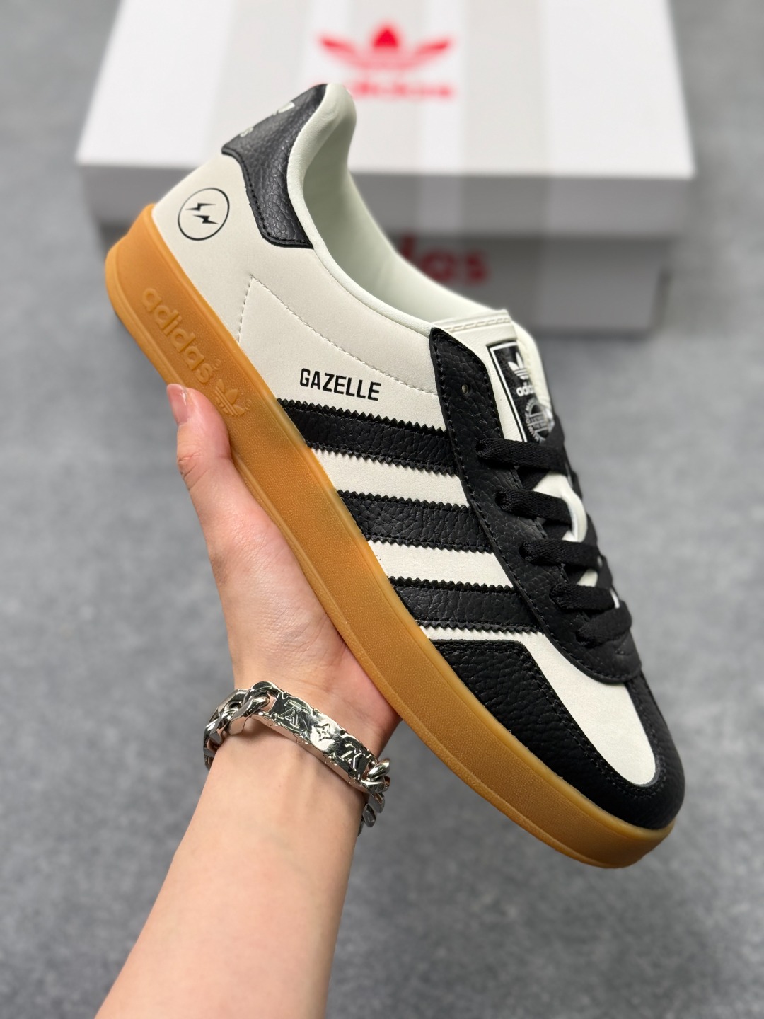 Adidas Samba OG 桑巴舞街头系列德训运动板鞋采用固色翻毛皮组合牛剖革鞋面材质外置正确3层组合围条加厚烟胶橡胶大底 货号:SC9207-722