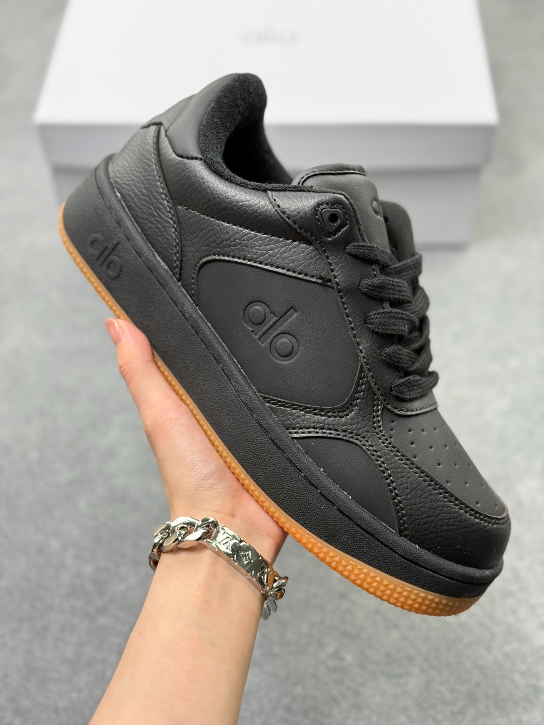 Alo Yoga Recovery Mode 人气单品 舒适简约防滑耐磨低帮休闲板鞋 #Alo Yoga于2007年创立于洛杉矶,意在传播有意识的运动,同时激发人们的健康意识与创造力.品牌的核心理念在于制作能够带来完美体验的瑜伽服饰与功能性单品,让有意识的运动融入并改变生活. 带半 货号:A0685U