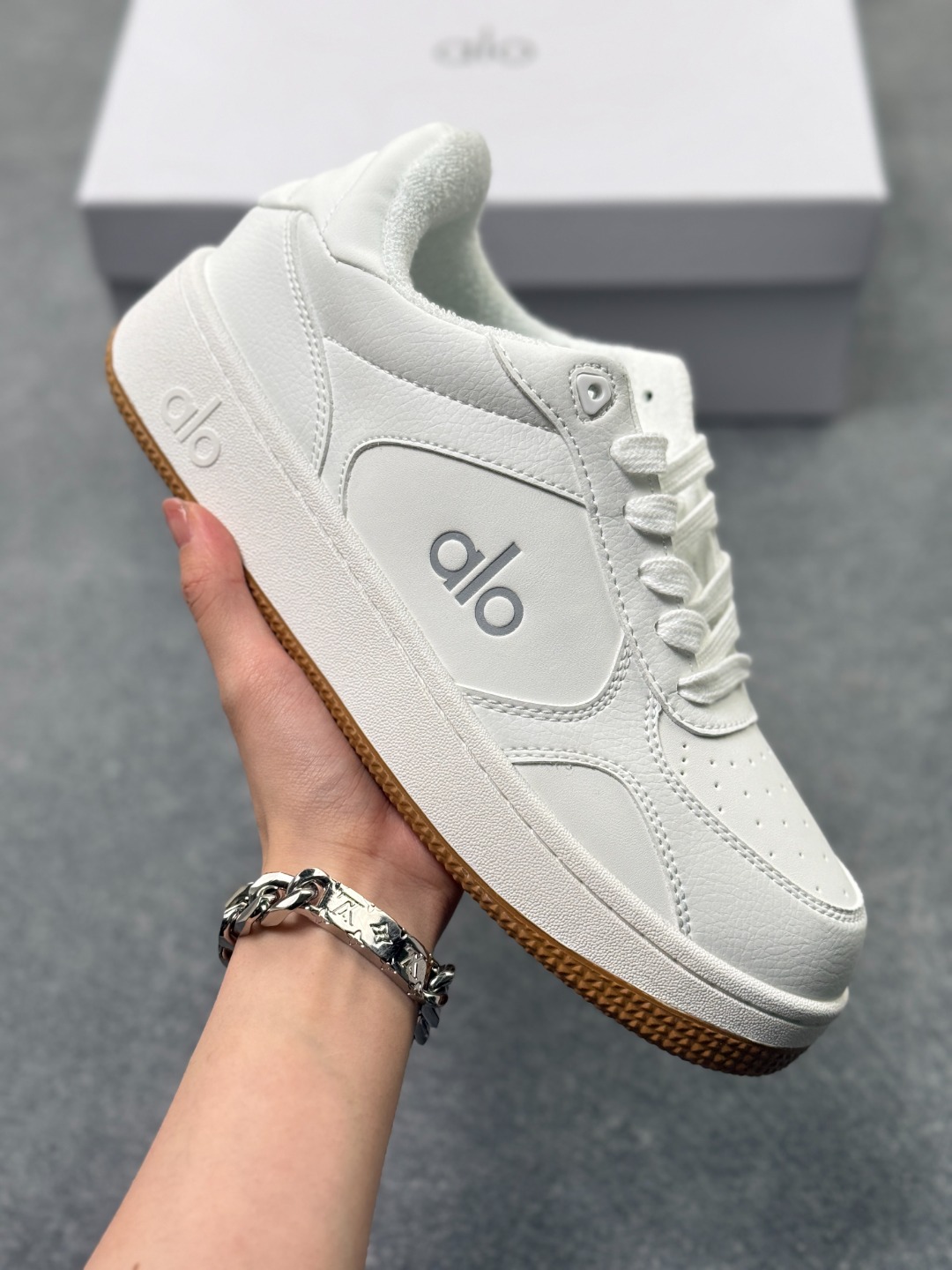 💰130
Alo Yoga Recovery Mode 人气单品 舒适简约防滑耐磨低帮休闲板鞋 
#Alo Yoga于2007年创立于洛杉矶，意在传播有意识的运动，同时激发人们的健康意识与创造力。品牌的核心理念在于制作能够带来完美体验的瑜伽服饰与功能性单品，让有意识的运动融入并改变生活。
尺码：36-45带半
货号：A0685U