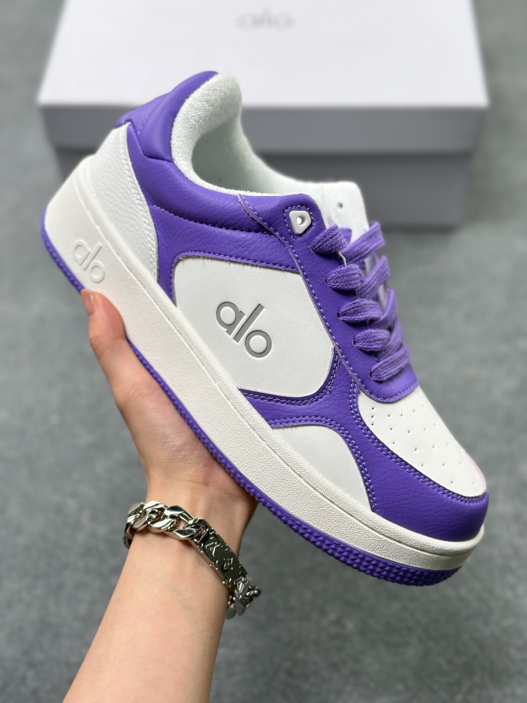 💰130
Alo Yoga Recovery Mode 人气单品 舒适简约防滑耐磨低帮休闲板鞋 
#Alo Yoga于2007年创立于洛杉矶，意在传播有意识的运动，同时激发人们的健康意识与创造力。品牌的核心理念在于制作能够带来完美体验的瑜伽服饰与功能性单品，让有意识的运动融入并改变生活。
尺码：36-40
货号：A0685U