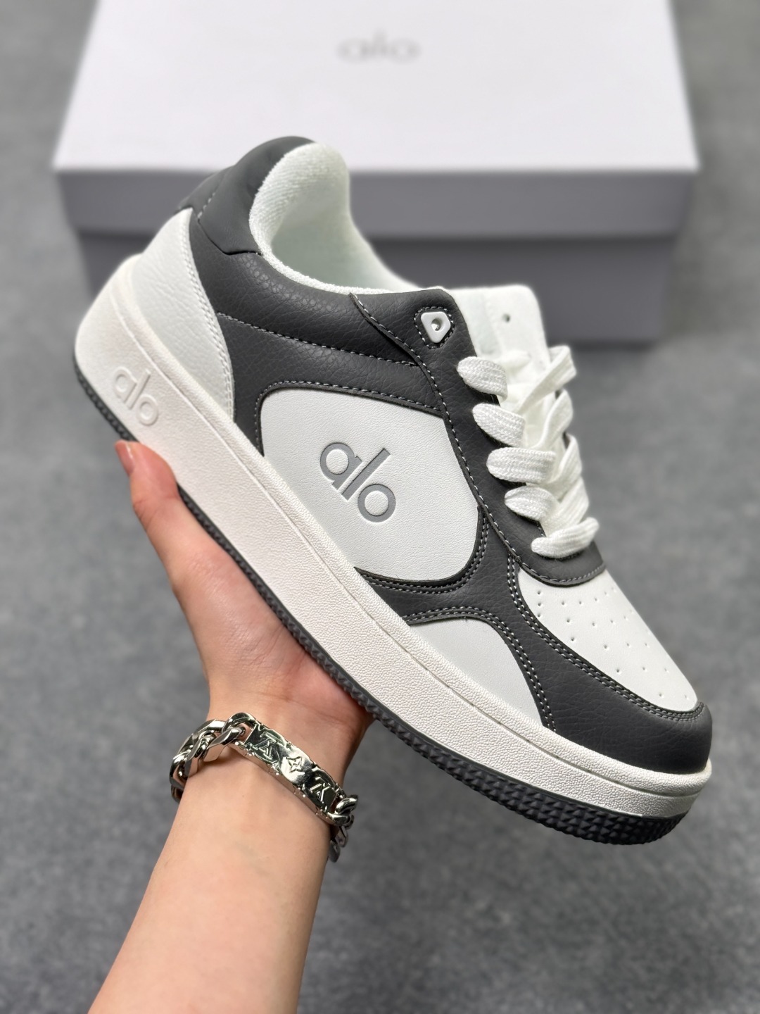 💰130
Alo Yoga Recovery Mode 人气单品 舒适简约防滑耐磨低帮休闲板鞋 
#Alo Yoga于2007年创立于洛杉矶，意在传播有意识的运动，同时激发人们的健康意识与创造力。品牌的核心理念在于制作能够带来完美体验的瑜伽服饰与功能性单品，让有意识的运动融入并改变生活。
尺码：36-45
货号：A0685U