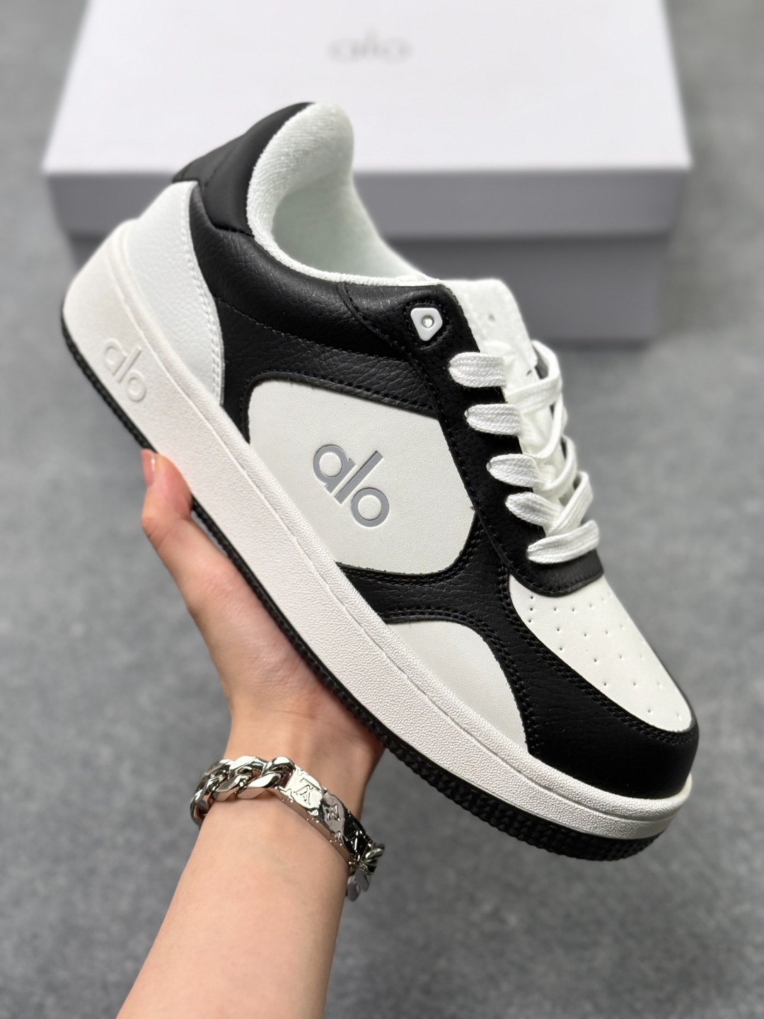 💰130
Alo Yoga Recovery Mode 人气单品 舒适简约防滑耐磨低帮休闲板鞋 
#Alo Yoga于2007年创立于洛杉矶，意在传播有意识的运动，同时激发人们的健康意识与创造力。品牌的核心理念在于制作能够带来完美体验的瑜伽服饰与功能性单品，让有意识的运动融入并改变生活。
尺码：36-45
货号：A0685U