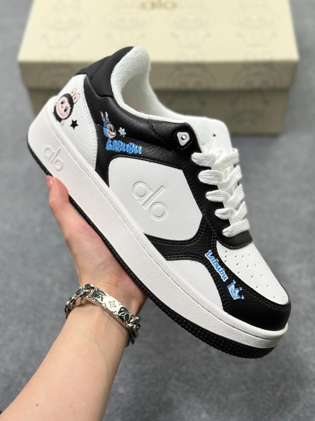 💰130
Alo Yoga Recovery Mode 人气单品 舒适简约防滑耐磨低帮休闲板鞋 
#Alo Yoga于2007年创立于洛杉矶，意在传播有意识的运动，同时激发人们的健康意识与创造力。品牌的核心理念在于制作能够带来完美体验的瑜伽服饰与功能性单品，让有意识的运动融入并改变生活。
尺码：36-40.5
货号：A0685U