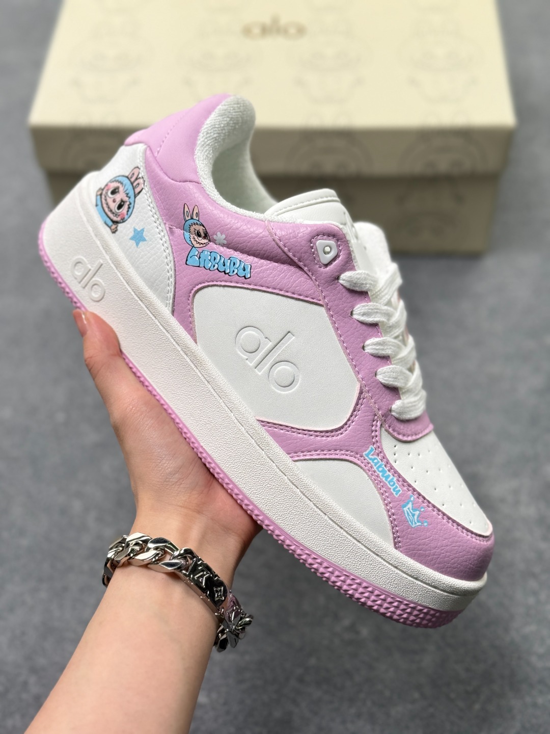 💰130
Alo Yoga Recovery Mode 人气单品 舒适简约防滑耐磨低帮休闲板鞋 
#Alo Yoga于2007年创立于洛杉矶，意在传播有意识的运动，同时激发人们的健康意识与创造力。品牌的核心理念在于制作能够带来完美体验的瑜伽服饰与功能性单品，让有意识的运动融入并改变生活。
尺码：36-40.5
货号：A0685U