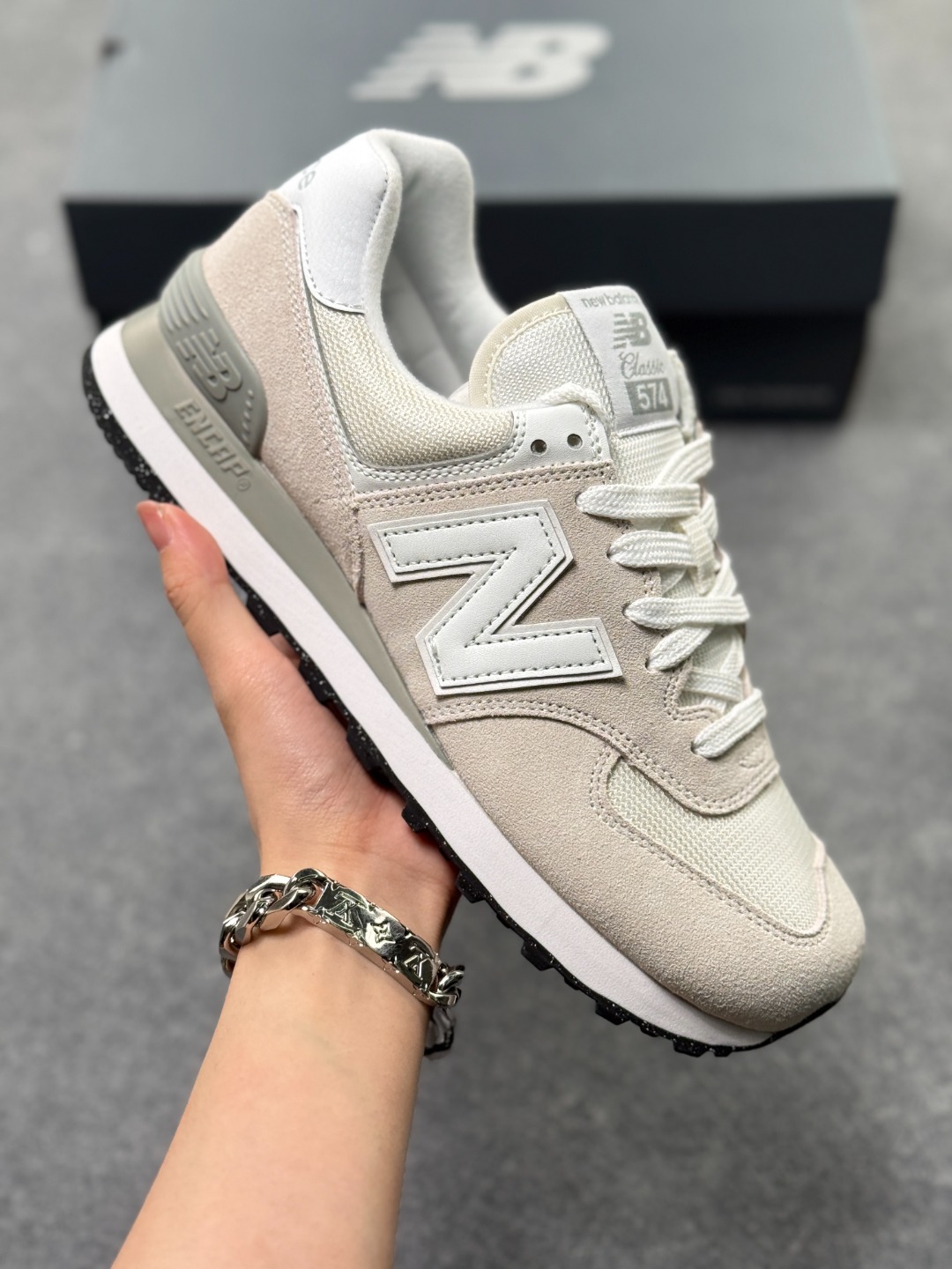 💰100
“长青之王”荣耀回归，NB新百伦New Balance ML574经典复古休闲运动慢跑鞋 
货号：ML574EVW
#原档案开发开发纸版楦型
#原装4层组合独立私模大底❗️GS
尺码：36 37 37.5 38 38.5 39 40 40.5 41.5 42 42.5 43 44 44.5 45