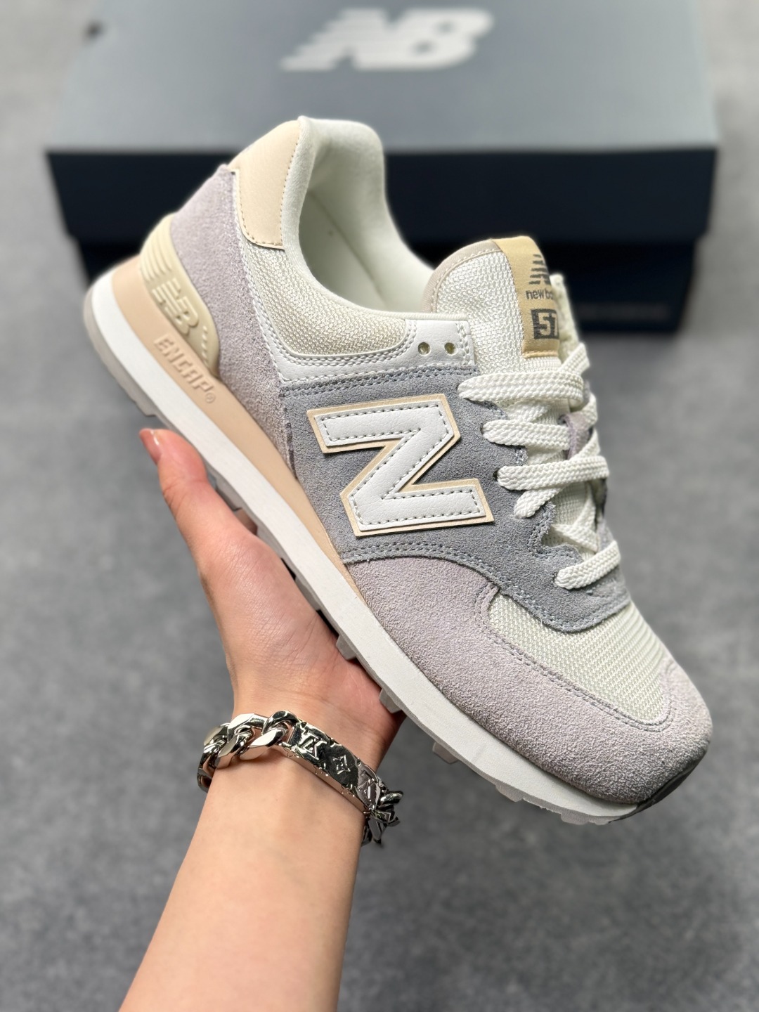 💰100
“长青之王”荣耀回归，NB新百伦New Balance ML574经典复古休闲运动慢跑鞋 
货号：ML574LBR
#原档案开发开发纸版楦型
#原装4层组合独立私模大底❗️GS
尺码：36 37 37.5 38 38.5 39 40 40.5 41.5 42 42.5 43 44 44.5 45