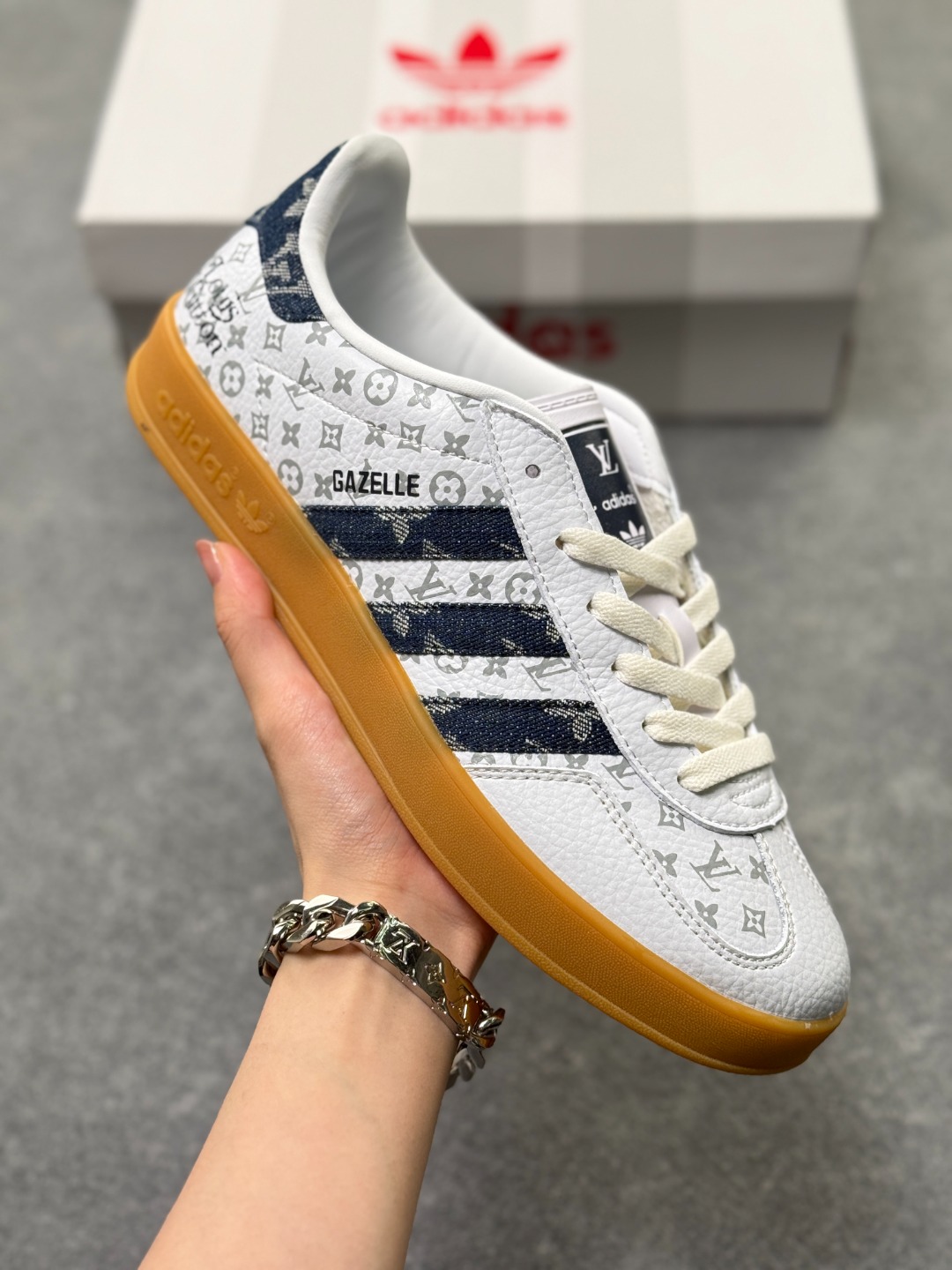 Adidas Samba OG 桑巴舞街头系列德训运动板鞋采用固色翻毛皮组合牛剖革鞋面材质外置正确3层组合围条加厚烟胶橡胶大底货号:SC9207-727 (半)