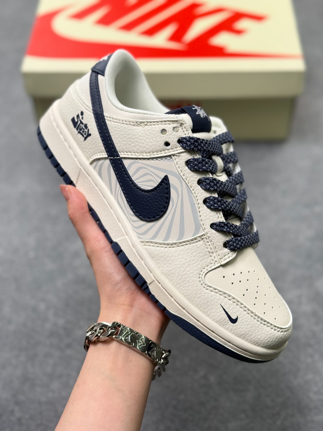 💰240 Nike SB Dunk Low x Louis Vuitton AJ1 Low 斯图西联名-米白蓝 纯原大厂出品 极力推荐 原装头层材料 独家版型蒸餾加工 帶來的是更好的视觉和脚感体验 大厂纯原品质出货 清洁度 电绣工艺 皮料切割干净无任何毛边 细节完美 货号:QW5836 030 SIZE：36 36.5 37.5 38 38.5 39 40 40.5 41 42 42.5 43 44 44.5 45