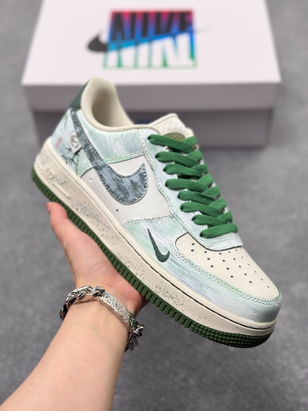 💰270
Nike Air Force 1 Low 07 绿白涂鸦小勾
官方货号：FB1839 123XK
Size：36 36.5 37.5 38 38.5 39 40 40.5 41 42 42.5 43 44 44.5 45