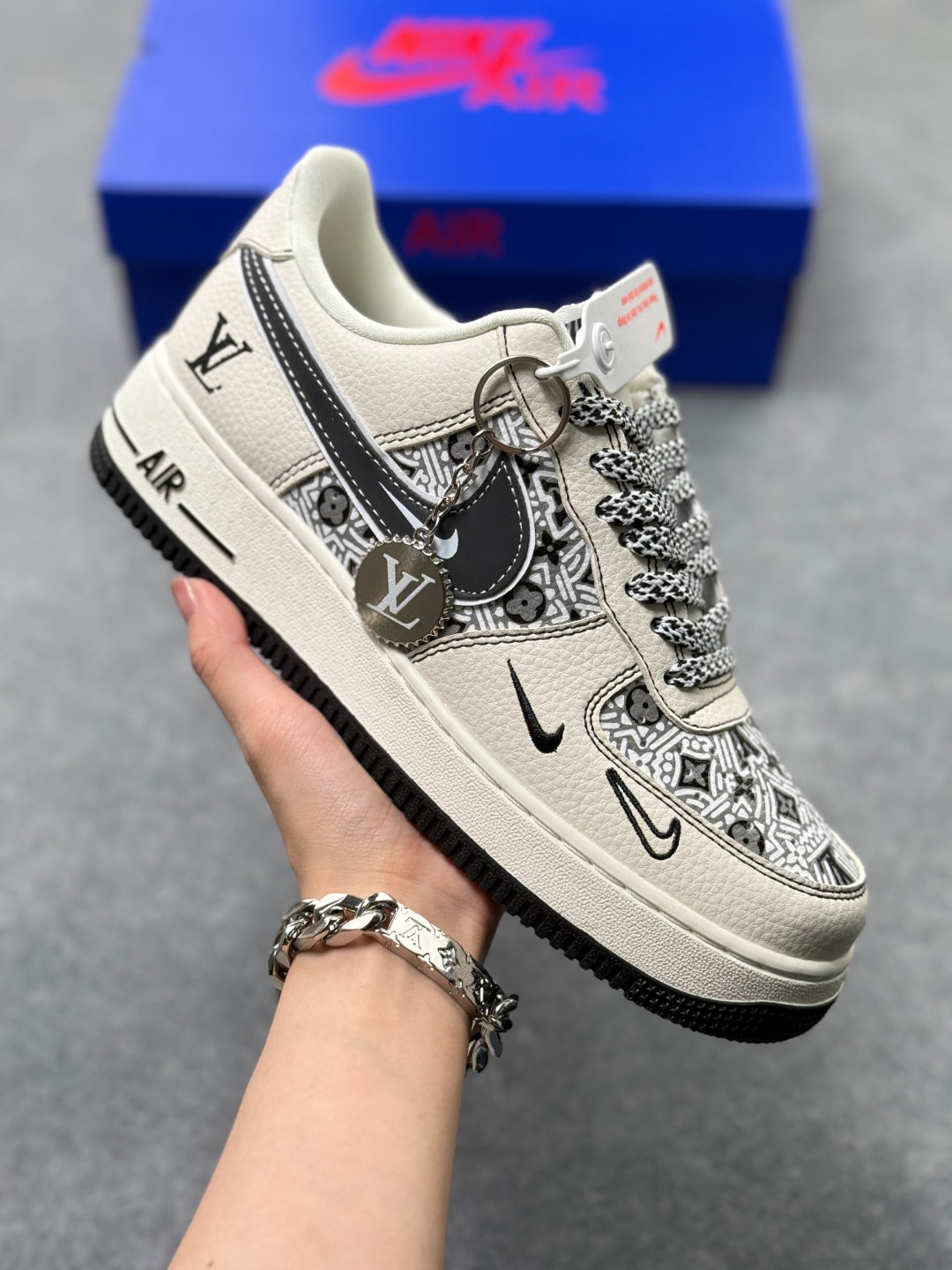 💰220
AF1×LV这波“艺术奢潮”，直接把高级感踩在脚面！奶白底色裹满几何老花肌理，双勾+LV标识叠满奢华buff
是空军一号的松弛脚感，更是能上脚的艺术级奢牌单品
货号SY1388-016，这双“行走的风格藏品”谁看了不心动？
Size：36 36.5 37.5 38 38.5 39 40 40.5 41 42 42.5 43 44 44.5 45