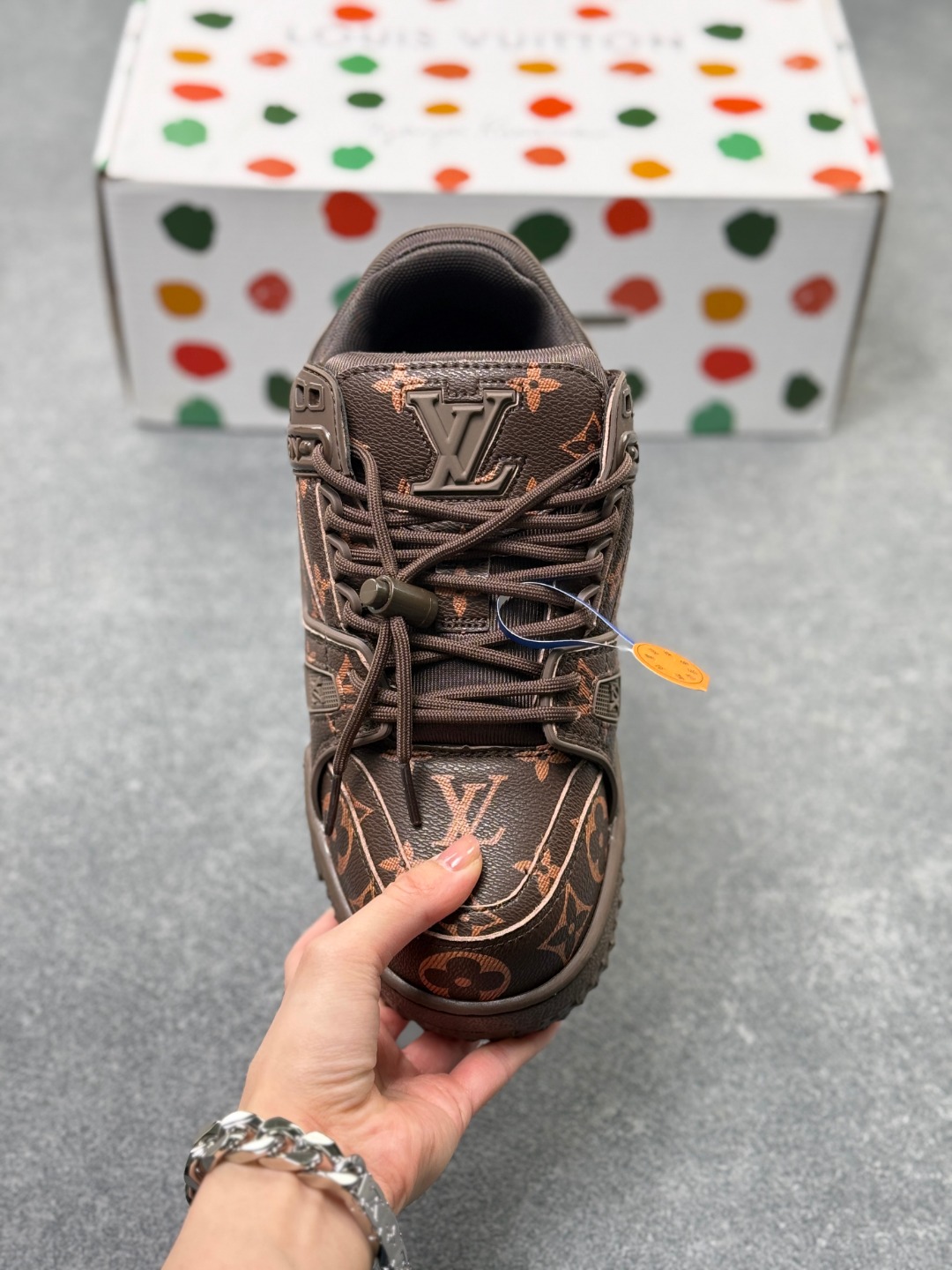 Louis Vuitton 走秀款胖丁 trainer Maxi 龙年限定款 面包鞋 情侣款 胖trainer打破颜色的单一变化 胖乎乎的超可爱有趣 融入了与Old Skool更相似的轮廓线条与车线 加宽的鞋带 搭配彩色的DIY饰扣 并进一步的夸张化它的饱满鞋身 烂漫童真的同时还凸显了些许叛逆街头意味 鞋面进口头层小牛皮 内里定制透气网里 TPU大底 货号:1AD7DT Size:#36-45