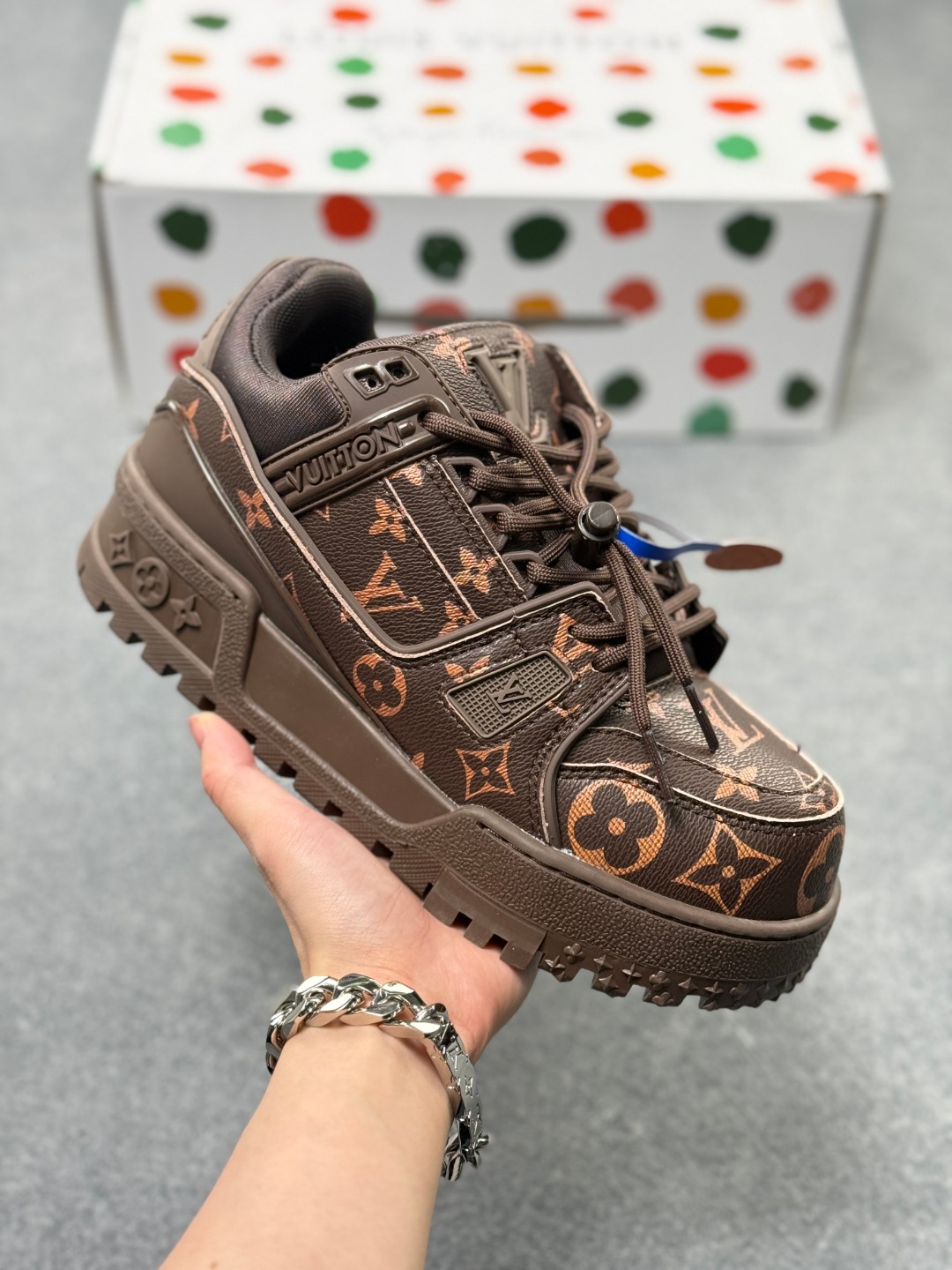Louis Vuitton 走秀款胖丁 trainer Maxi 龙年限定款 面包鞋 情侣款 胖trainer打破颜色的单一变化 胖乎乎的超可爱有趣 融入了与Old Skool更相似的轮廓线条与车线 加宽的鞋带 搭配彩色的DIY饰扣 并进一步的夸张化它的饱满鞋身 烂漫童真的同时还凸显了些许叛逆街头意味 鞋面进口头层小牛皮 内里定制透气网里 TPU大底 货号:1AD7DT Size:#36-45