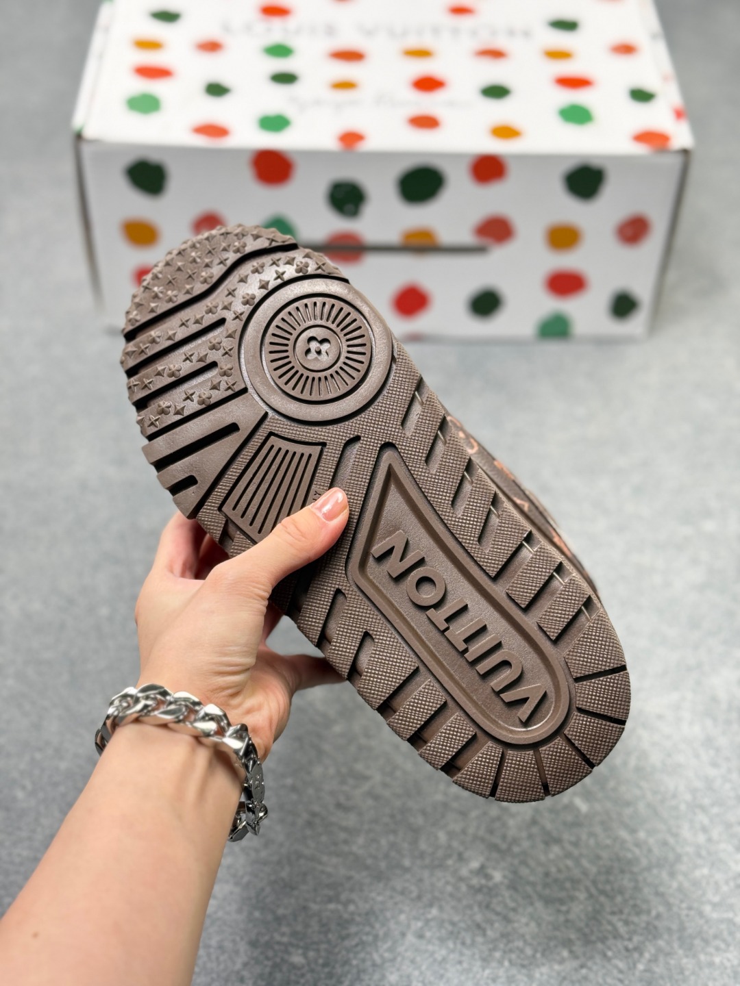 Louis Vuitton 走秀款胖丁 trainer Maxi 龙年限定款 面包鞋 情侣款 胖trainer打破颜色的单一变化 胖乎乎的超可爱有趣 融入了与Old Skool更相似的轮廓线条与车线 加宽的鞋带 搭配彩色的DIY饰扣 并进一步的夸张化它的饱满鞋身 烂漫童真的同时还凸显了些许叛逆街头意味 鞋面进口头层小牛皮 内里定制透气网里 TPU大底 货号:1AD7DT Size:#36-45