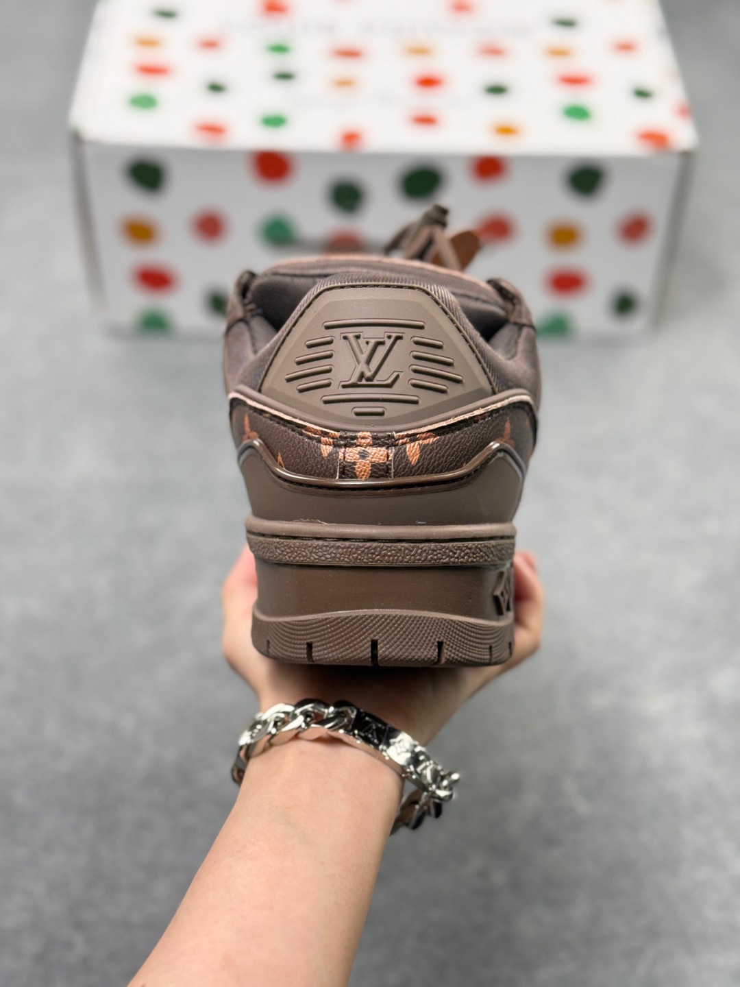 Louis Vuitton 走秀款胖丁 trainer Maxi 龙年限定款 面包鞋 情侣款 胖trainer打破颜色的单一变化 胖乎乎的超可爱有趣 融入了与Old Skool更相似的轮廓线条与车线 加宽的鞋带 搭配彩色的DIY饰扣 并进一步的夸张化它的饱满鞋身 烂漫童真的同时还凸显了些许叛逆街头意味 鞋面进口头层小牛皮 内里定制透气网里 TPU大底 货号:1AD7DT Size:#36-45