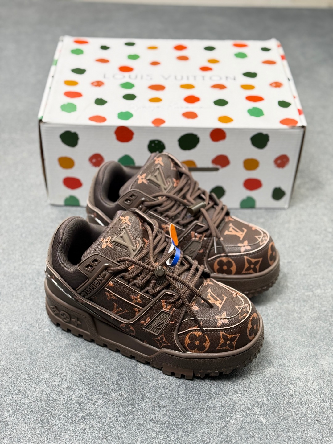 Louis Vuitton 走秀款胖丁 trainer Maxi 龙年限定款 面包鞋 情侣款 胖trainer打破颜色的单一变化 胖乎乎的超可爱有趣 融入了与Old Skool更相似的轮廓线条与车线 加宽的鞋带 搭配彩色的DIY饰扣 并进一步的夸张化它的饱满鞋身 烂漫童真的同时还凸显了些许叛逆街头意味 鞋面进口头层小牛皮 内里定制透气网里 TPU大底 货号:1AD7DT Size:#36-45