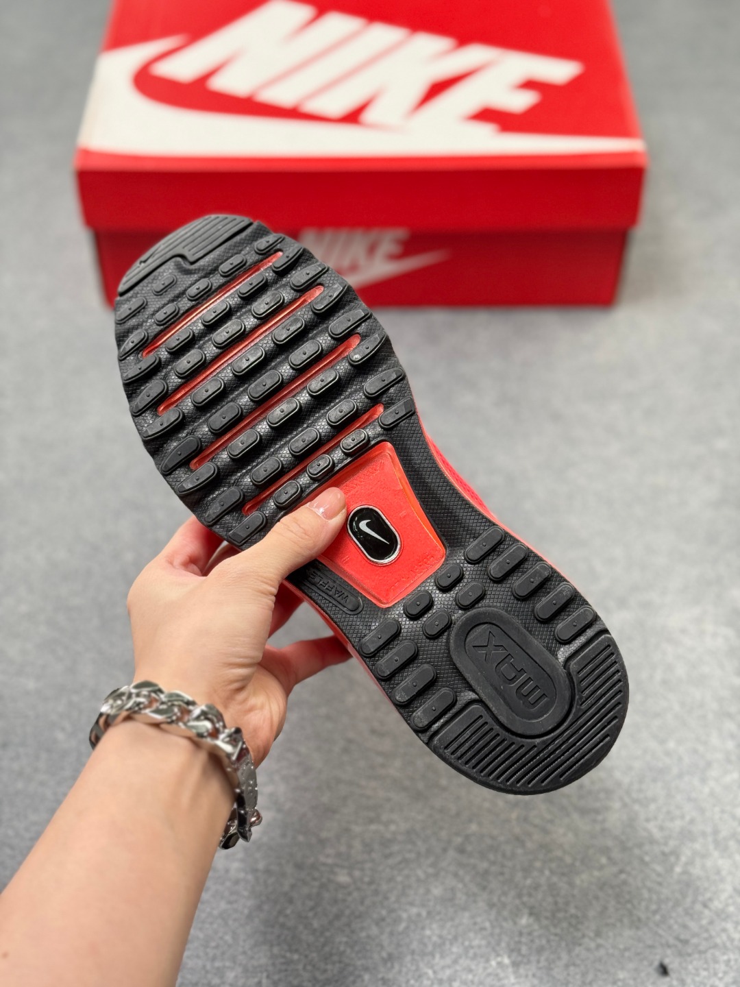 Nk Air Max 2013 耐克复古透气网布气垫跑鞋 #搭配全掌式 Max Air 气垫,为步伐注入充沛活力.半透明中底和外底,为整体造型画龙点睛,打造舒心时尚. 货号:FZ3156-010 (半)