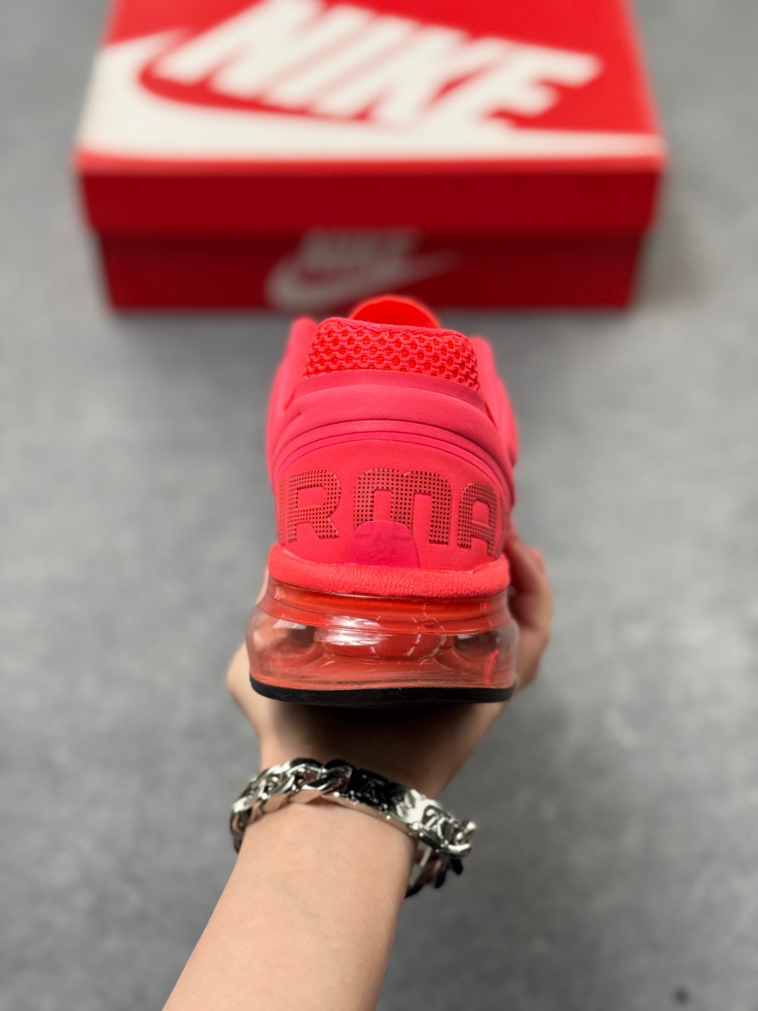 Nk Air Max 2013 耐克复古透气网布气垫跑鞋 #搭配全掌式 Max Air 气垫,为步伐注入充沛活力.半透明中底和外底,为整体造型画龙点睛,打造舒心时尚. 货号:FZ3156-010 (半)