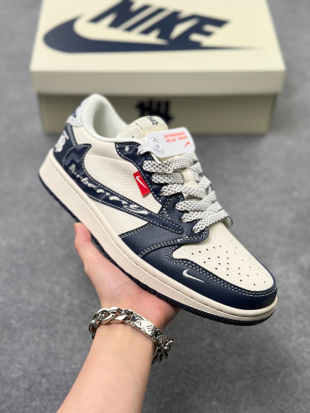 Travis Scott x Nike Air Jordan 1 Low x BURBERRY Air Jordan 1 Low 反转蓝白小勾满天星倒钩 性价比天花板 官方货号:HS1239 002HD