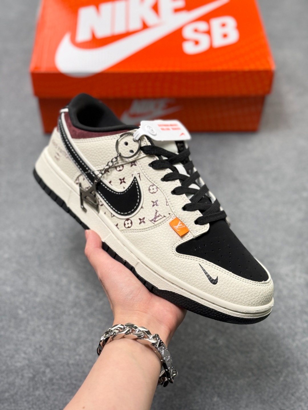 Nike SB Dunk Low x Louis Vuitton 白黑小勾 纯原大厂出品 极力推荐👏 官方货号:MN1688 105XK