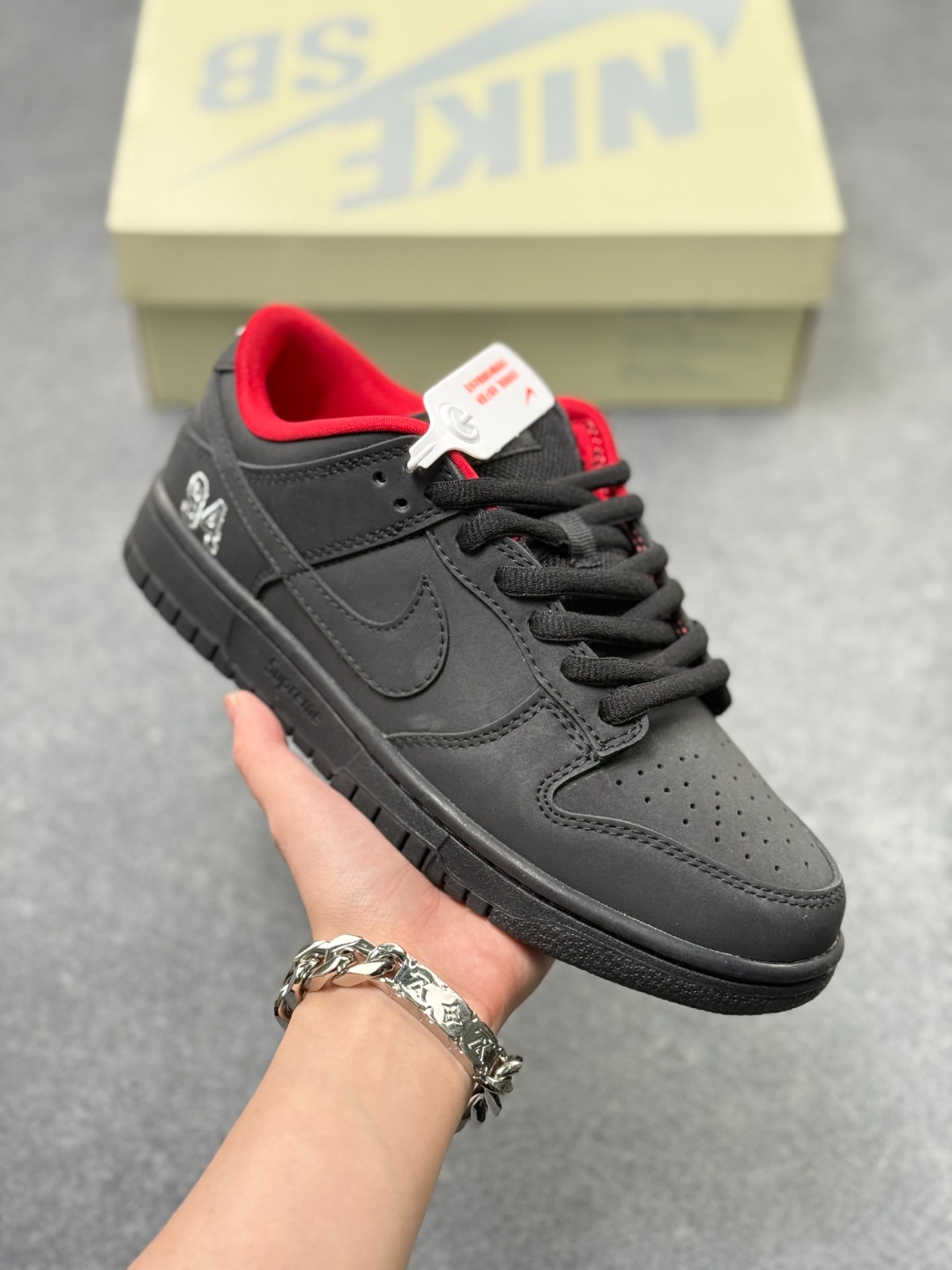 💰170
Supreme x NK SB Dunk Low Supreme联名款 复古低帮休闲板鞋
原鞋开版 原档案数据打造正确鞋型 
纯原大厂出品 遵循原鞋工艺 正确细节呈现
全新 Supreme × Nike SB Dunk Low “94” Pack 终于要了 后跟“94”标注Supreme创立年份，中底联名Logo 情怀系列 
货号：HQ8487-001
尺码 ：36 36.5 37.5 38 38.5 39 40 40.5 41 42 42.5 43 44 44.5 45 46