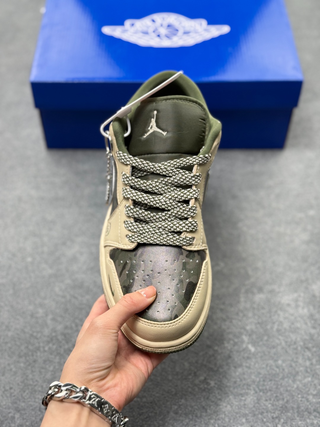 💰240
Air Jordan 1 Low x 北面 x CDG 联名款｜野性与潮流的碰撞。当飞人图腾邂逅户外传奇，再融合先锋时尚的基因，这双Air Jordan 1 Low QG1988-017直接把跨界联名的质感拉满！浅卡其色鞋身搭配墨绿迷彩拼接，皮革与耐磨材质的碰撞，既有AJ1经典的复古轮廓，又注入了The North Face的户外硬核气质。鞋侧Swoosh满印CDG标识，后跟北面logo醒目点缀，三重品牌元素的融合毫不违和，每一处细节都透着潮流与机能的双重魅力。粗织鞋带、撞色包边的设计，让这双鞋不仅是穿搭利器，更暗藏户外探索的野性；低帮版型兼顾日常上脚的舒适与百搭，不管是街头潮搭还是轻户外造型，都能轻松hold住。这双集AJ的经典、北面的硬核、CDG的先锋于一体的联名款，是潮流玩家和户外爱好者都无法拒绝的收藏级单品！