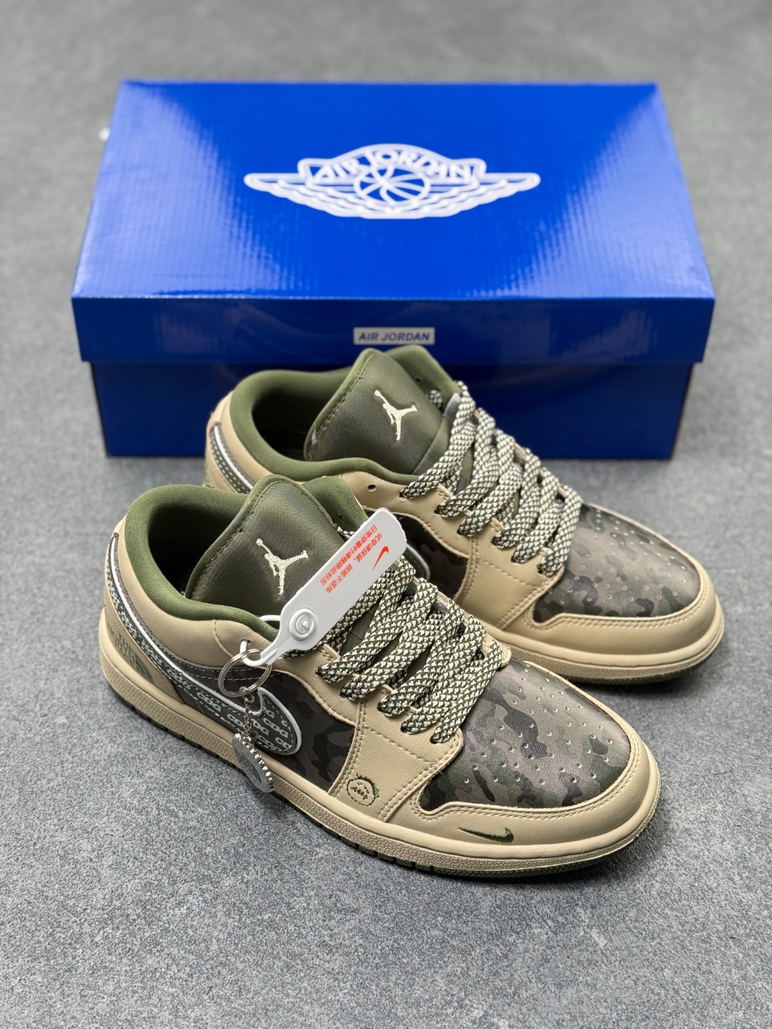 💰240
Air Jordan 1 Low x 北面 x CDG 联名款｜野性与潮流的碰撞。当飞人图腾邂逅户外传奇，再融合先锋时尚的基因，这双Air Jordan 1 Low QG1988-017直接把跨界联名的质感拉满！浅卡其色鞋身搭配墨绿迷彩拼接，皮革与耐磨材质的碰撞，既有AJ1经典的复古轮廓，又注入了The North Face的户外硬核气质。鞋侧Swoosh满印CDG标识，后跟北面logo醒目点缀，三重品牌元素的融合毫不违和，每一处细节都透着潮流与机能的双重魅力。粗织鞋带、撞色包边的设计，让这双鞋不仅是穿搭利器，更暗藏户外探索的野性；低帮版型兼顾日常上脚的舒适与百搭，不管是街头潮搭还是轻户外造型，都能轻松hold住。这双集AJ的经典、北面的硬核、CDG的先锋于一体的联名款，是潮流玩家和户外爱好者都无法拒绝的收藏级单品！