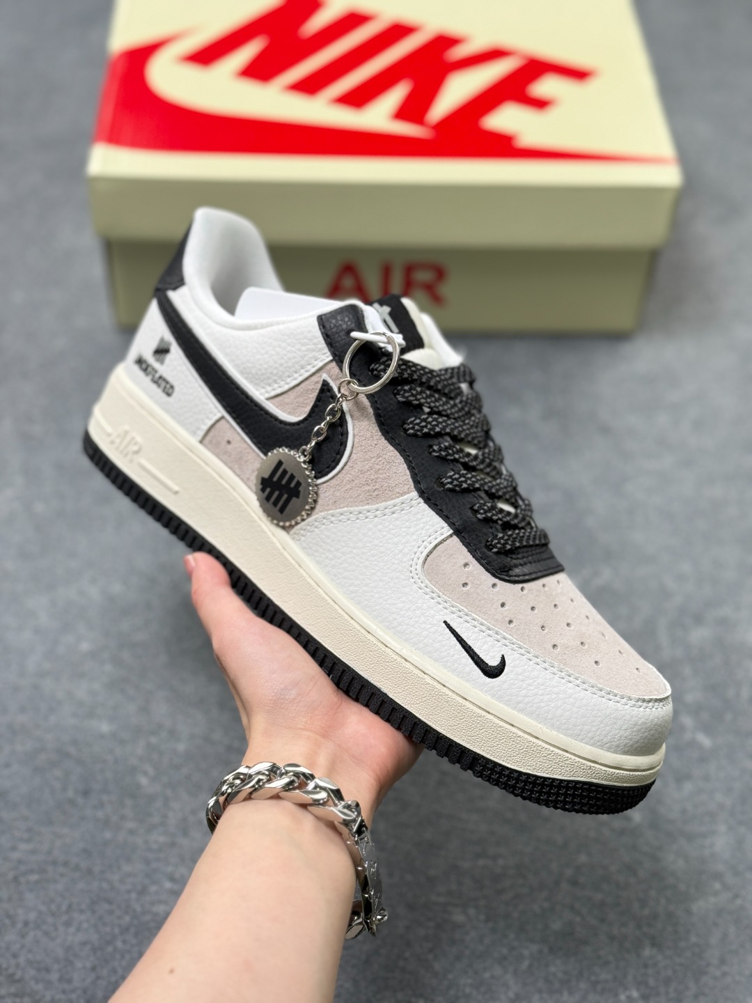 海外限量发售!公司级Nike Air Force 1 '07 Low “UN联名——猪八米黑勾”空军一号 低帮 运动鞋 休闲鞋 折边针车 工艺难度大 原楦头原纸板 原装鞋盒 定制五金配件 内置全掌气垫 原厂鞋底 货号:KK1988-003 TH