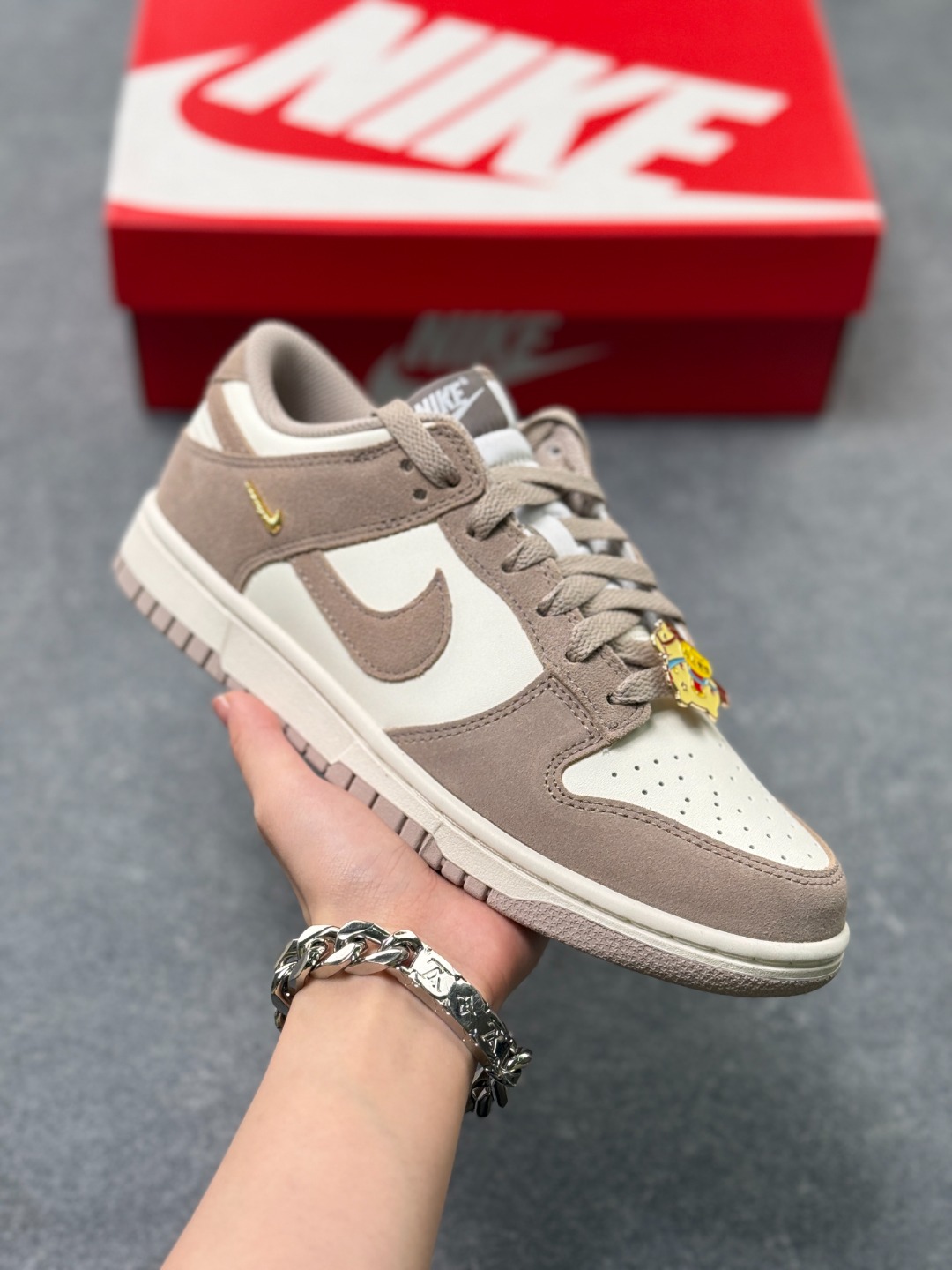 DUNK 官方新版双勾 马年限定🔥金勾红棕 马上发财❗️马上有钱❗️ 纯原大厂出品 顶级版本👏 原装头层材料 独家版型蒸餾加工 帶來的是更好的视觉和脚感体验 大厂纯原品质出货 清洁度 电绣工艺 皮料切割干净无任何毛边 细节完美 官方货号:IB4417-105 ws