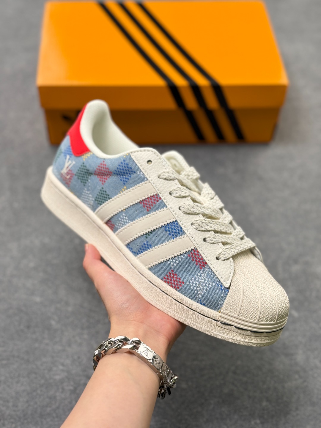 💰120

 Originals Superstar x Louis Vuitton 蓝白红满天星
采用全新头层拼接皮革材质
后跟采用特色3D立体印字 
渠道正品订单 诠释市场最高工艺水平
全鞋进口头层皮料打造
区别普通真标版本，进出专柜无压力 
货号：HS3079
Size：36-45