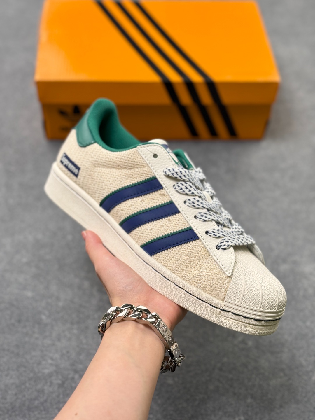 💰120
 Originals Superstar x Supreme 白蓝绿
采用全新头层拼接皮革材质
后跟采用特色3D立体印字 
渠道正品订单 诠释市场最高工艺水平
全鞋进口头层皮料打造
区别普通真标版本，进出专柜无压力 
货号：HS3071
Size：36-45