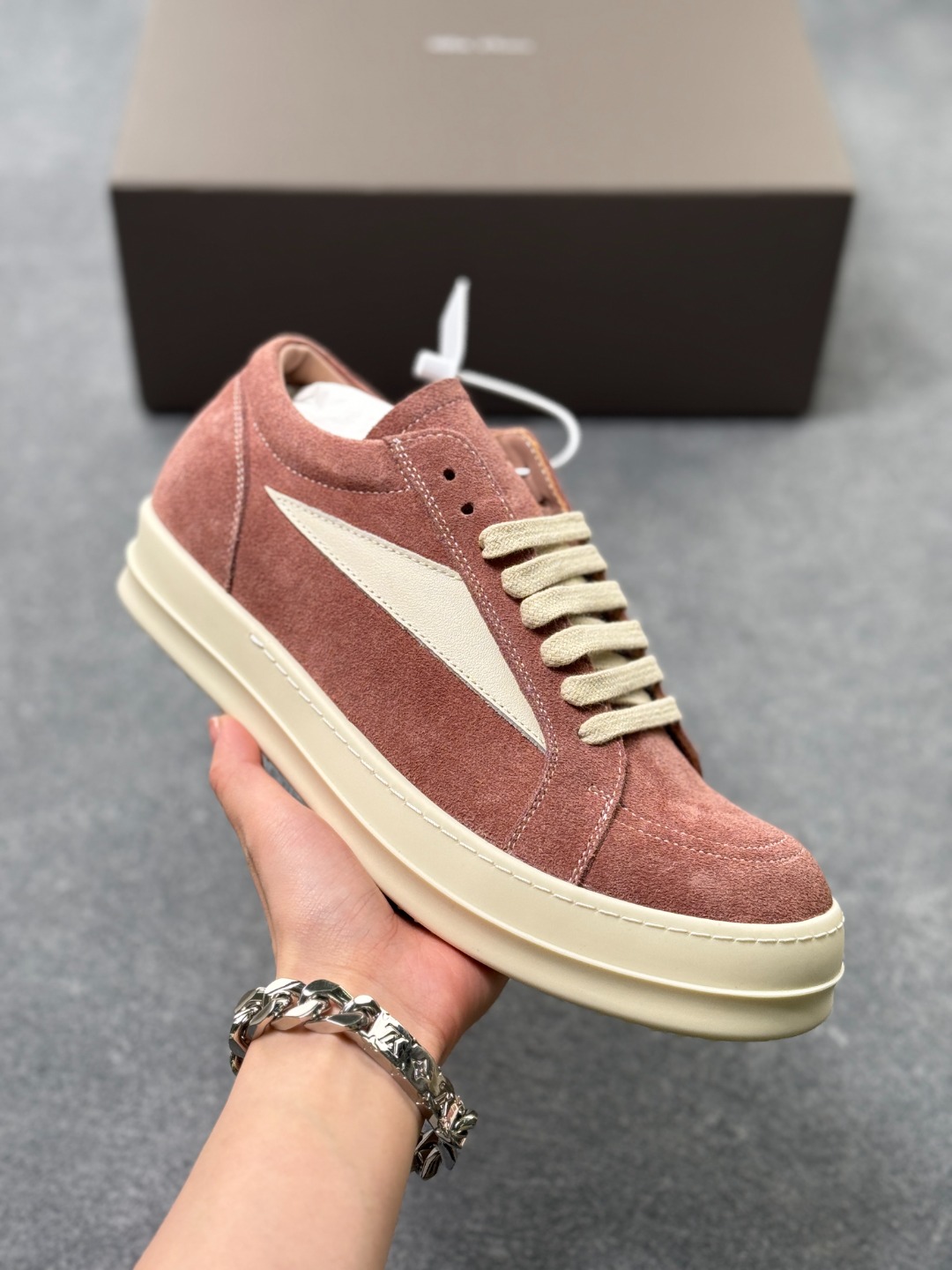 💰370
RO欧文斯RICK OWENS 侵权Vans 情侣款 复古 黑暗系 休闲  LUXOR 
原版购入开发 做货 掌握时尚的默契RICKOWENS 全粒面小牛皮，散发出品质与独特设计的高级光芒。每一寸的小牛皮，都是奢华的代名词，触感柔软，充满贵族气息。这不仅仅是一款材质，更是对时尚品位的完美追求。搭配你的潮流穿搭，瞬间让整体品质提升。RICKOWENS，用小牛皮演绎时尚的奢华，成就不凡的品味。在这个季节，让每一次触碰都成为时尚的仪式感   RU01D2888LVSLC0-6311
▪面料: 原版定制进口全粒面小牛皮
▪内里: 原版进口牛皮材质
▪大底: 原版开模【奶香】T材质
▪底厚: 3.5CM**效果
▪Size: 38-46