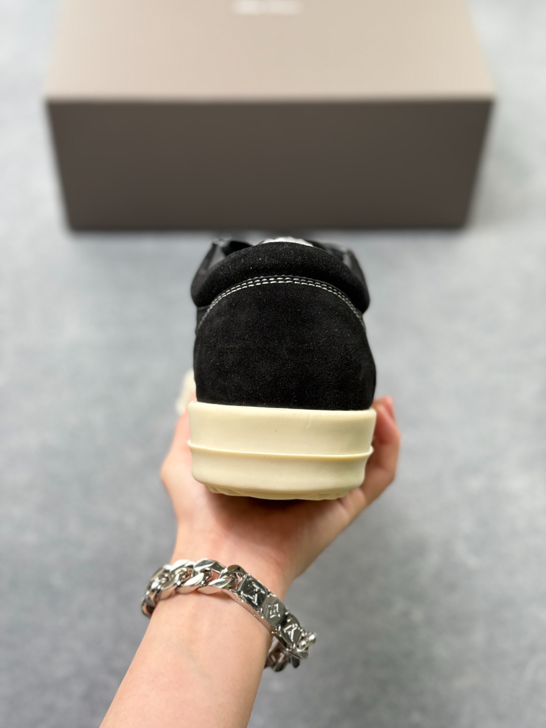 💰370
RO欧文斯RICK OWENS 侵权Vans 情侣款 复古 黑暗系 休闲 LUXOR
原版购入开发 做货 掌握时尚的默契RICKOWENS 全粒面小牛皮,散发出品质与独特设计的高级光芒。每一寸的小牛皮,都是奢华的代名词,触感柔软,充满贵族气息。这不仅仅是一款材质,更是对时尚品位的完美追求。搭配你的潮流穿搭,瞬间让整体品质提升。RICKOWENS,用小牛皮演绎时尚的奢华,成就不凡的品味。在这个季节,让每一次触碰都成为时尚的仪式感 RU01C4897LVSLP10-1191
▪面料: 原版定制进口全粒面小牛皮
▪内里: 原版进口牛皮材质
▪大底: 原版开模【奶香】T材质
▪底厚: 3.5CM**效果
▪Size: 40-46