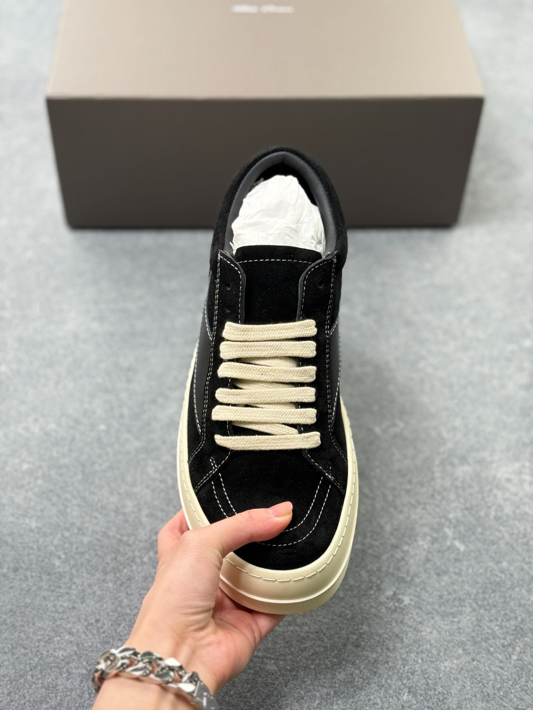 💰370
RO欧文斯RICK OWENS 侵权Vans 情侣款 复古 黑暗系 休闲 LUXOR
原版购入开发 做货 掌握时尚的默契RICKOWENS 全粒面小牛皮,散发出品质与独特设计的高级光芒。每一寸的小牛皮,都是奢华的代名词,触感柔软,充满贵族气息。这不仅仅是一款材质,更是对时尚品位的完美追求。搭配你的潮流穿搭,瞬间让整体品质提升。RICKOWENS,用小牛皮演绎时尚的奢华,成就不凡的品味。在这个季节,让每一次触碰都成为时尚的仪式感 RU01C4897LVSLP10-1191
▪面料: 原版定制进口全粒面小牛皮
▪内里: 原版进口牛皮材质
▪大底: 原版开模【奶香】T材质
▪底厚: 3.5CM**效果
▪Size: 40-46