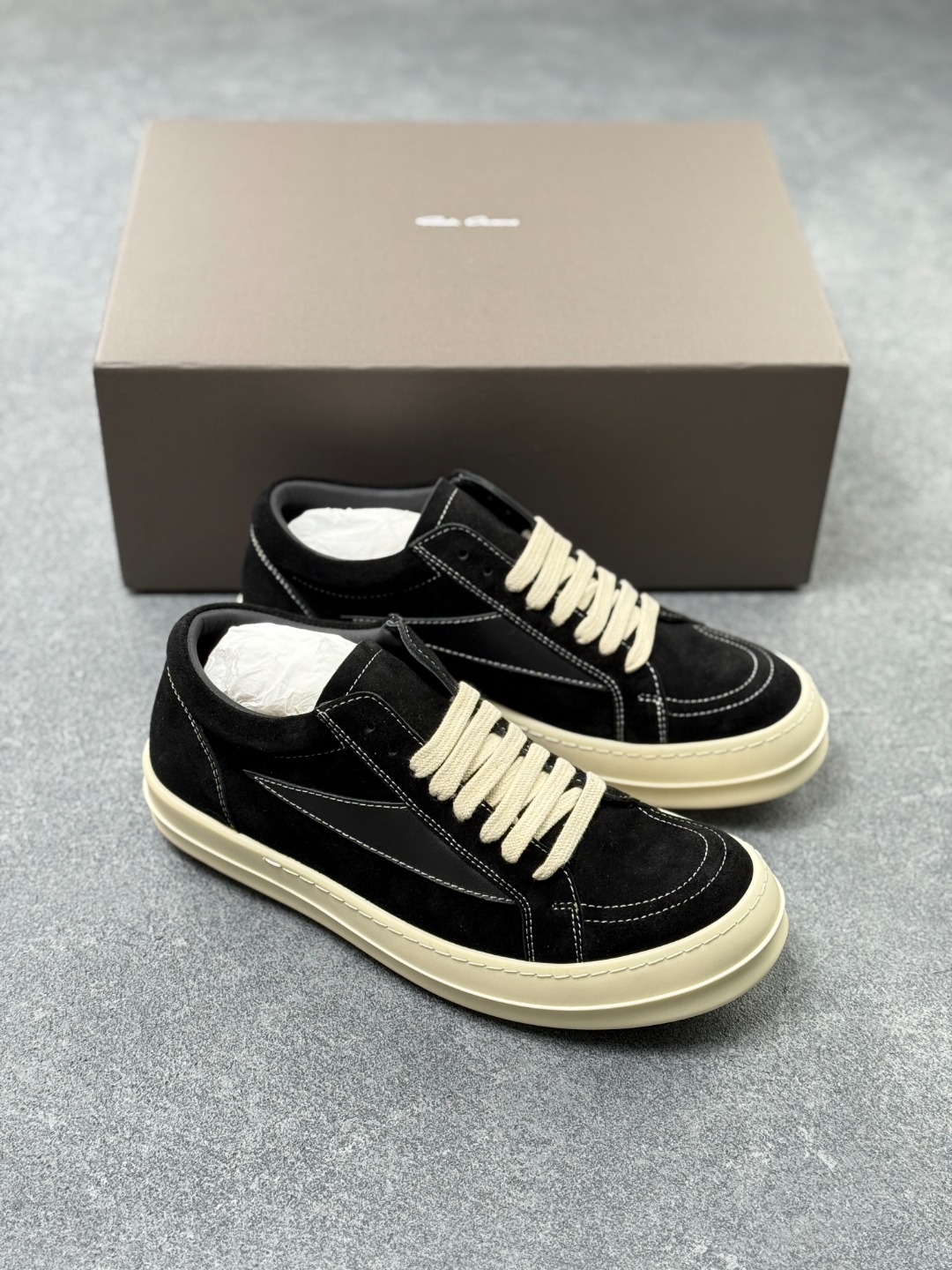 💰370
RO欧文斯RICK OWENS 侵权Vans 情侣款 复古 黑暗系 休闲 LUXOR
原版购入开发 做货 掌握时尚的默契RICKOWENS 全粒面小牛皮,散发出品质与独特设计的高级光芒。每一寸的小牛皮,都是奢华的代名词,触感柔软,充满贵族气息。这不仅仅是一款材质,更是对时尚品位的完美追求。搭配你的潮流穿搭,瞬间让整体品质提升。RICKOWENS,用小牛皮演绎时尚的奢华,成就不凡的品味。在这个季节,让每一次触碰都成为时尚的仪式感 RU01C4897LVSLP10-1191
▪面料: 原版定制进口全粒面小牛皮
▪内里: 原版进口牛皮材质
▪大底: 原版开模【奶香】T材质
▪底厚: 3.5CM**效果
▪Size: 40-46