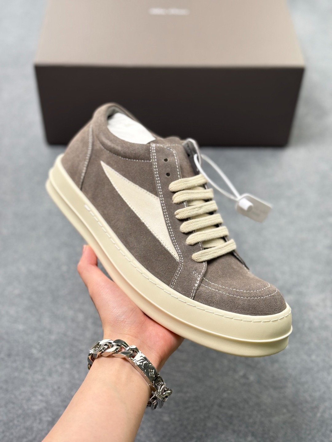 💰370
RO欧文斯RICK OWENS 侵权Vans 情侣款 复古 黑暗系 休闲  LUXOR 
原版购入开发 做货 掌握时尚的默契RICKOWENS 全粒面小牛皮，散发出品质与独特设计的高级光芒。每一寸的小牛皮，都是奢华的代名词，触感柔软，充满贵族气息。这不仅仅是一款材质，更是对时尚品位的完美追求。搭配你的潮流穿搭，瞬间让整体品质提升。RICKOWENS，用小牛皮演绎时尚的奢华，成就不凡的品味。在这个季节，让每一次触碰都成为时尚的仪式感   RU02B2897LVSLP10-7811
▪面料: 原版定制进口全粒面小牛皮
▪内里: 原版进口牛皮材质
▪大底: 原版开模【奶香】T材质
▪底厚: 3.5CM**效果
▪Size: 38-46