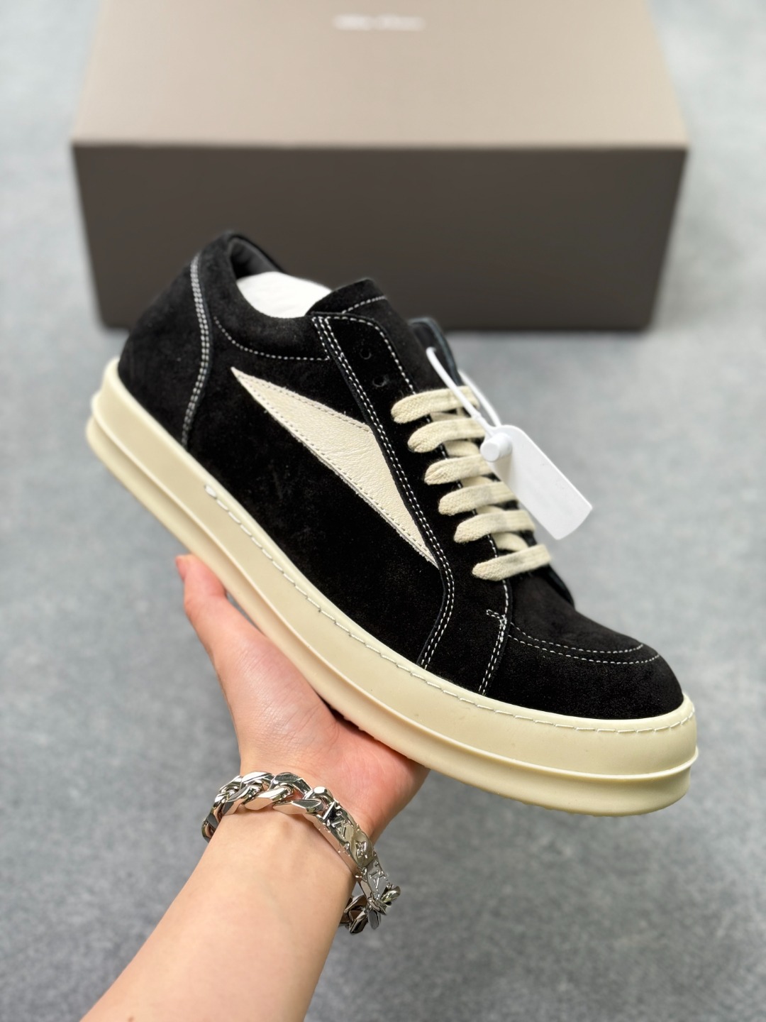 💰370
RO欧文斯RICK OWENS 侵权Vans 情侣款 复古 黑暗系 休闲  LUXOR 
原版购入开发 做货 掌握时尚的默契RICKOWENS 全粒面小牛皮，散发出品质与独特设计的高级光芒。每一寸的小牛皮，都是奢华的代名词，触感柔软，充满贵族气息。这不仅仅是一款材质，更是对时尚品位的完美追求。搭配你的潮流穿搭，瞬间让整体品质提升。RICKOWENS，用小牛皮演绎时尚的奢华，成就不凡的品味。在这个季节，让每一次触碰都成为时尚的仪式感   RU01C4897LVSLP10-1191
▪面料: 原版定制进口全粒面小牛皮
▪内里: 原版进口牛皮材质
▪大底: 原版开模【奶香】T材质
▪底厚: 3.5CM**效果
▪Size: 38-46