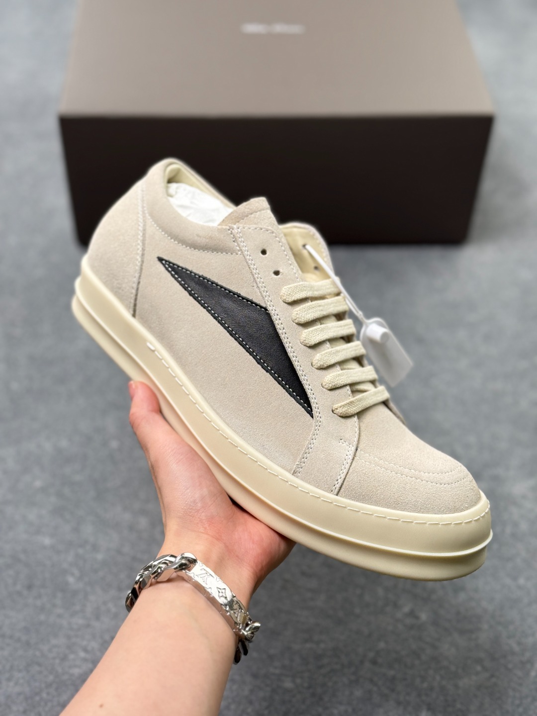 💰370
RO欧文斯RICK OWENS 侵权Vans 情侣款 复古 黑暗系 休闲  LUXOR 
原版购入开发 做货 掌握时尚的默契RICKOWENS 全粒面小牛皮，散发出品质与独特设计的高级光芒。每一寸的小牛皮，都是奢华的代名词，触感柔软，充满贵族气息。这不仅仅是一款材质，更是对时尚品位的完美追求。搭配你的潮流穿搭，瞬间让整体品质提升。RICKOWENS，用小牛皮演绎时尚的奢华，成就不凡的品味。在这个季节，让每一次触碰都成为时尚的仪式感   RU01D3897LC0LVS-1111
▪面料: 原版定制进口全粒面小牛皮
▪内里: 原版进口牛皮材质
▪大底: 原版开模【奶香】T材质
▪底厚: 3.5CM**效果
▪Size: 38-46