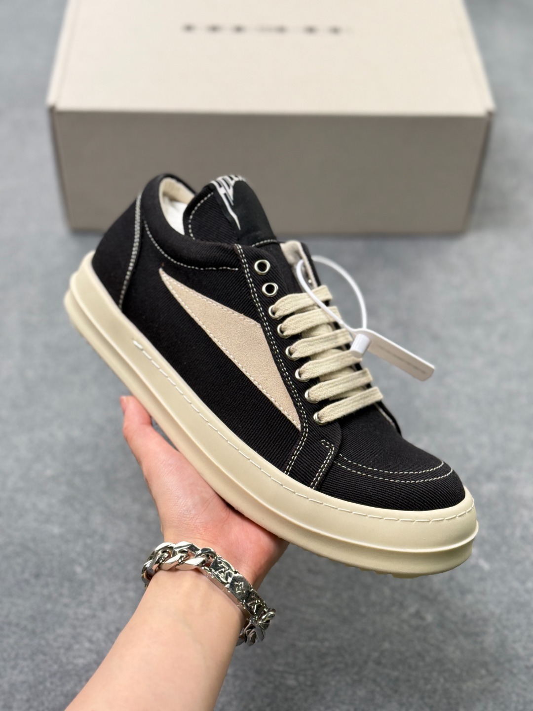 💰370
RO欧文斯RICK OWENS 侵权Vans 情侣款 复古 黑暗系 休闲  LUXOR 
原版购入开发 做货 掌握时尚的默契RICKOWENS 全粒面小牛皮，散发出品质与独特设计的高级光芒。每一寸的小牛皮，都是奢华的代名词，触感柔软，充满贵族气息。这不仅仅是一款材质，更是对时尚品位的完美追求。搭配你的潮流穿搭，瞬间让整体品质提升。RICKOWENS，用小牛皮演绎时尚的奢华，成就不凡的品味。在这个季节，让每一次触碰都成为时尚的仪式感   RU01E3803-DOLVH1
▪面料: 原版定制进口全粒面小牛皮
▪内里: 原版进口牛皮材质
▪大底: 原版开模【奶香】T材质
▪底厚: 3.5CM**效果
▪Size: 40-46